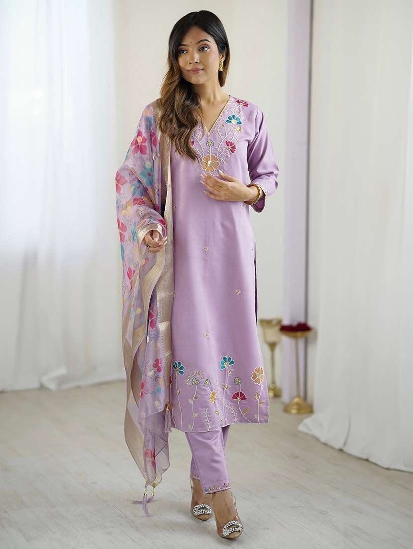 women embroidered three quarter sleeves kurta pant set with dupatta