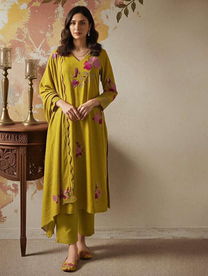 women embroidered three quarter sleeves kurta pant set with dupatta