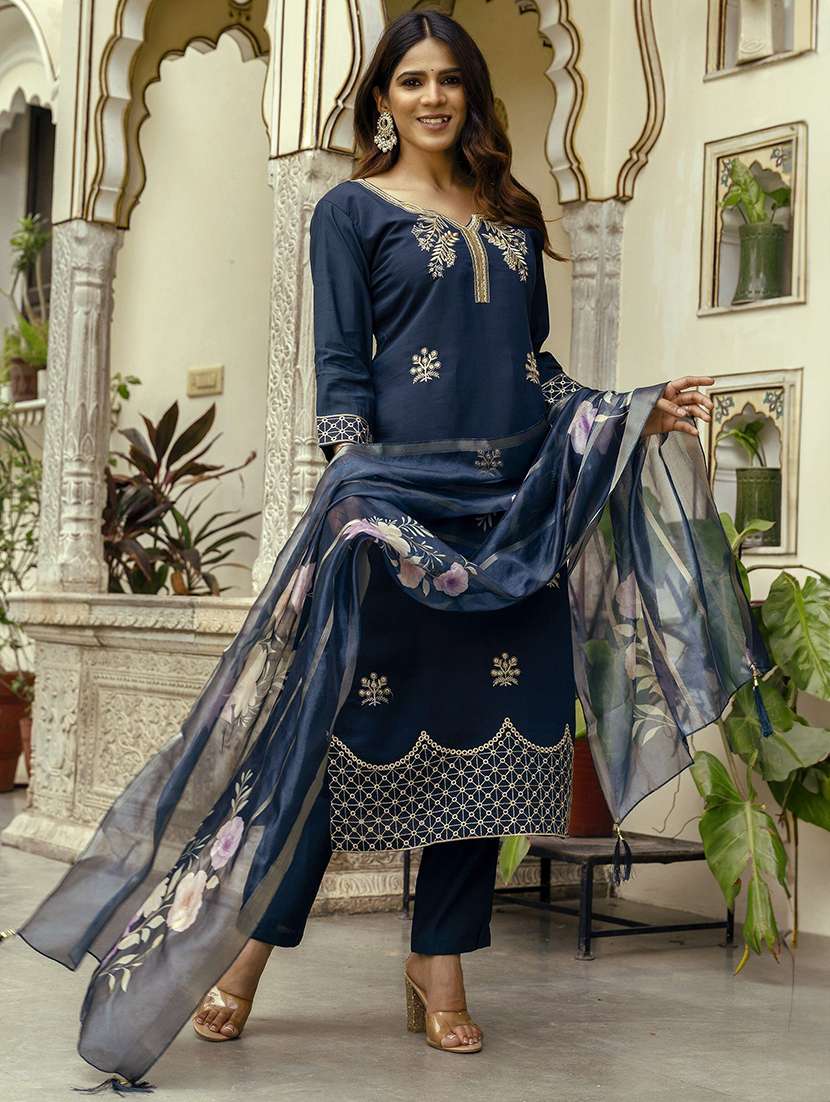 Women Embroidered Three Quarter Sleeves Kurta Pant Set With Dupatta - 22579953 -  Standard Image - 3