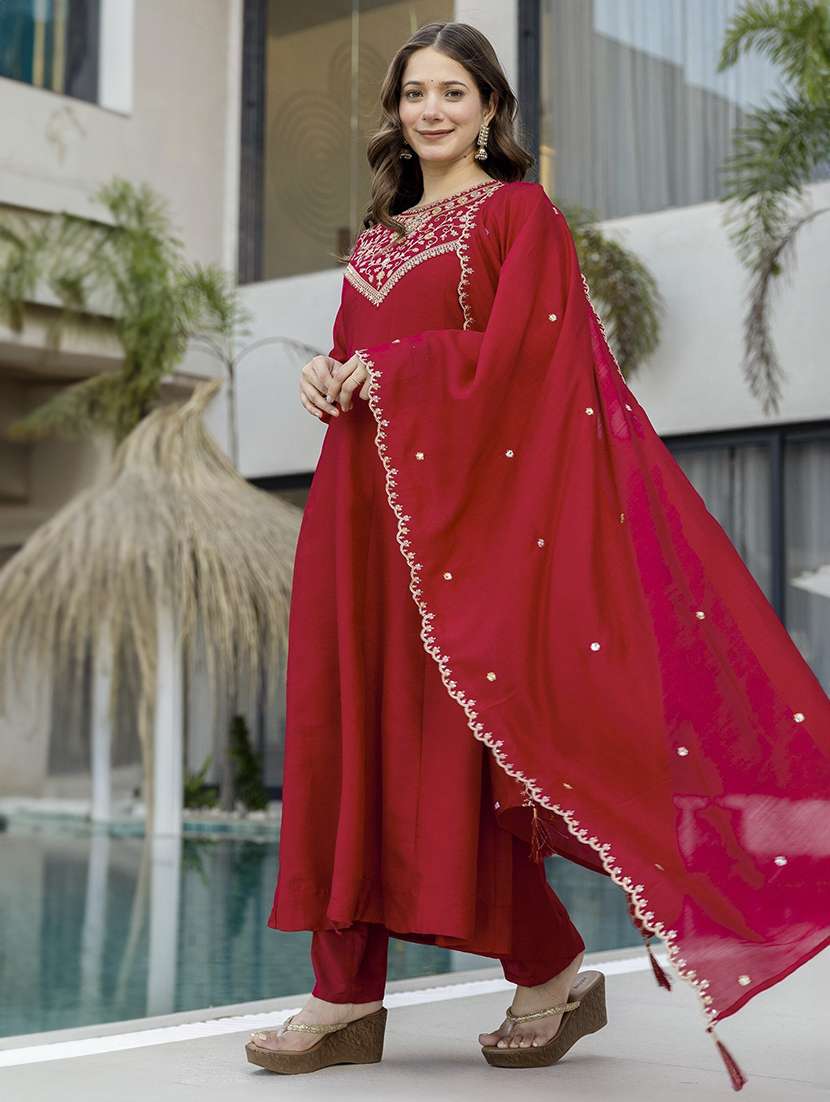women embroidered three quarter sleeves kurta pant set with dupatta - 22579970 -  Standard Image - 3