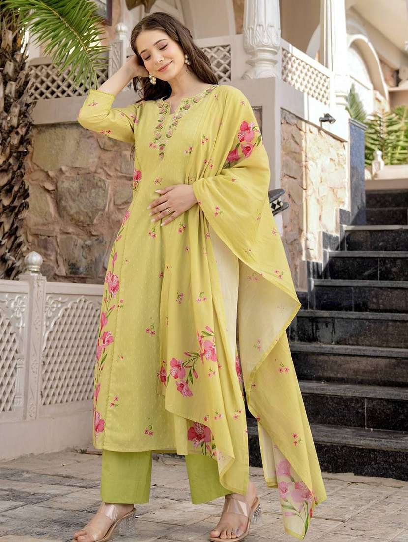 women printed three quarter sleeves kurta pant set with dupatta