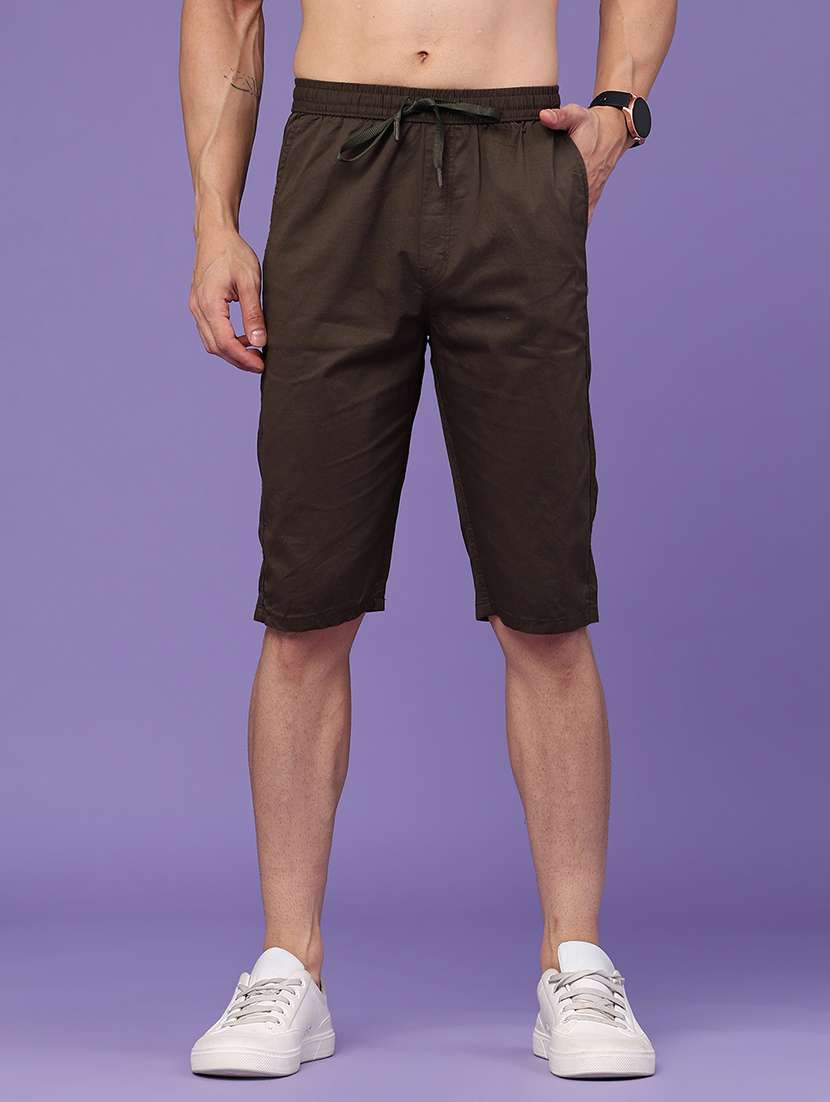 men solid mid rise three fourth shorts