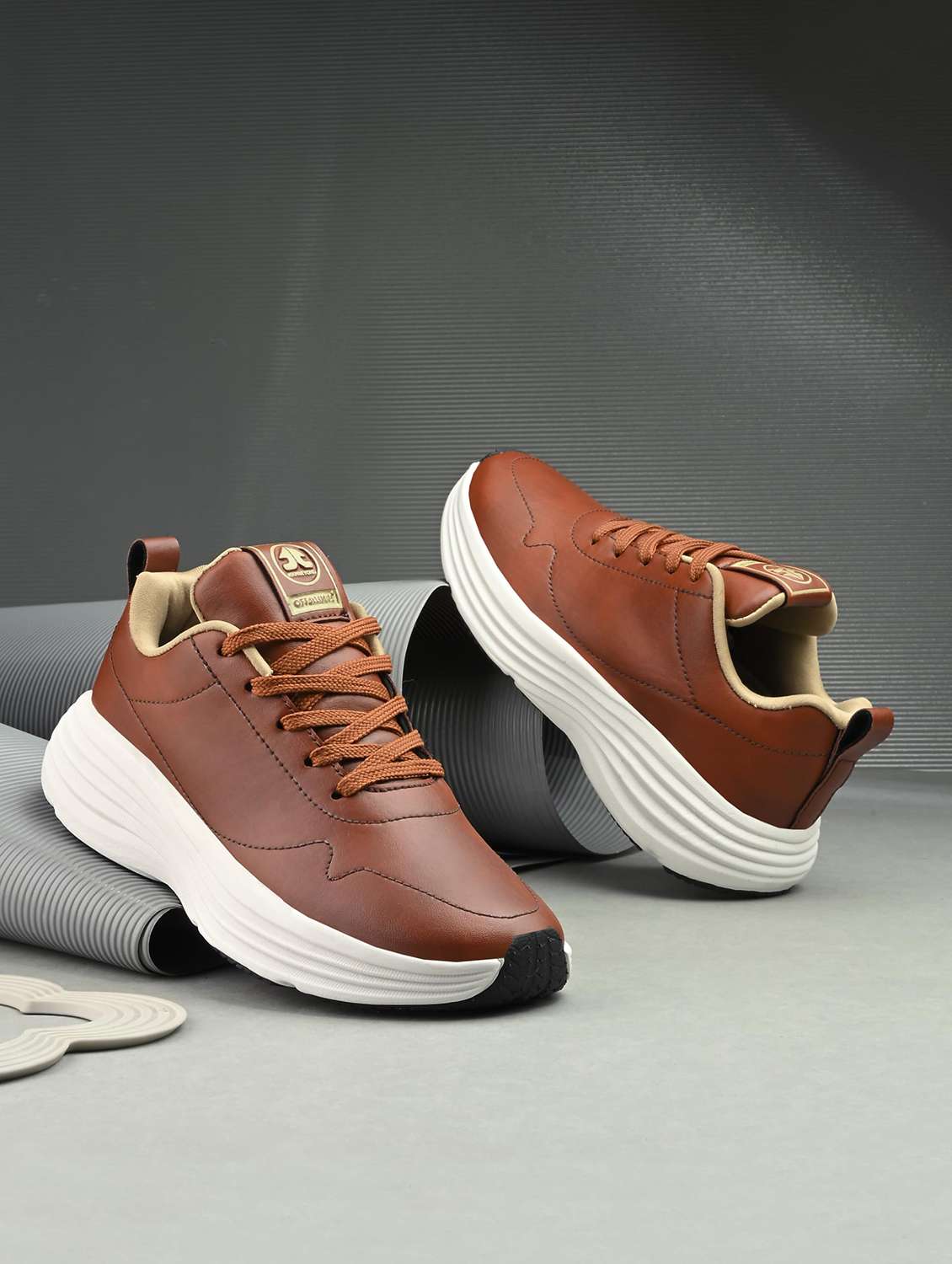 women solid lace up sports shoes