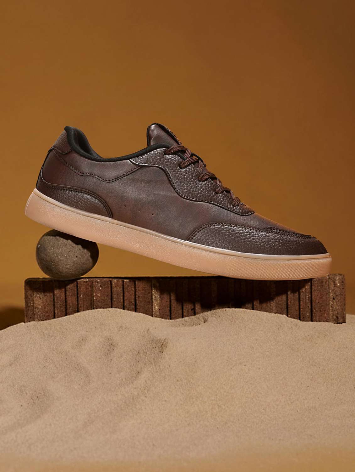 men solid lace up sneaker