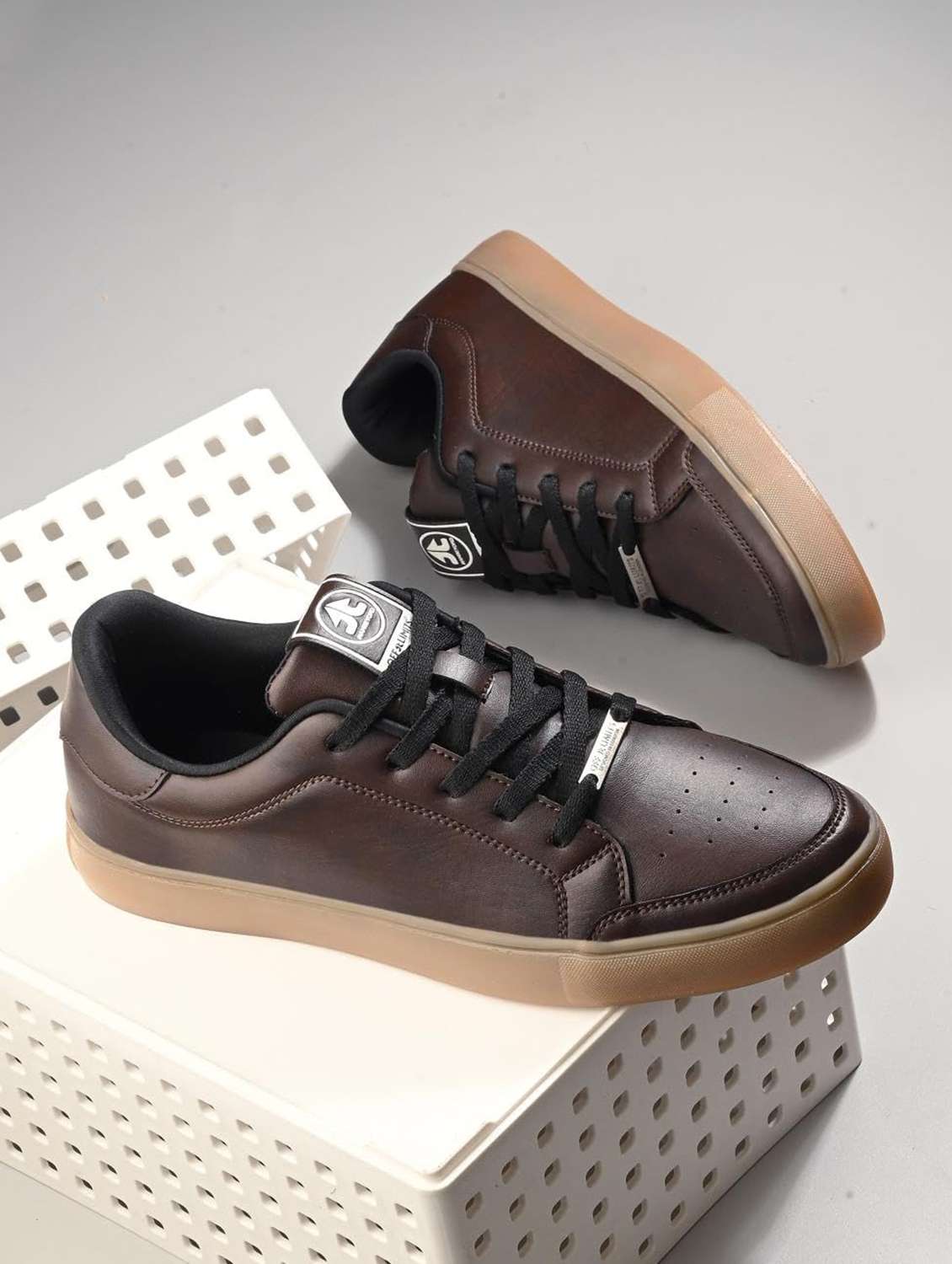 men solid lace up sneaker