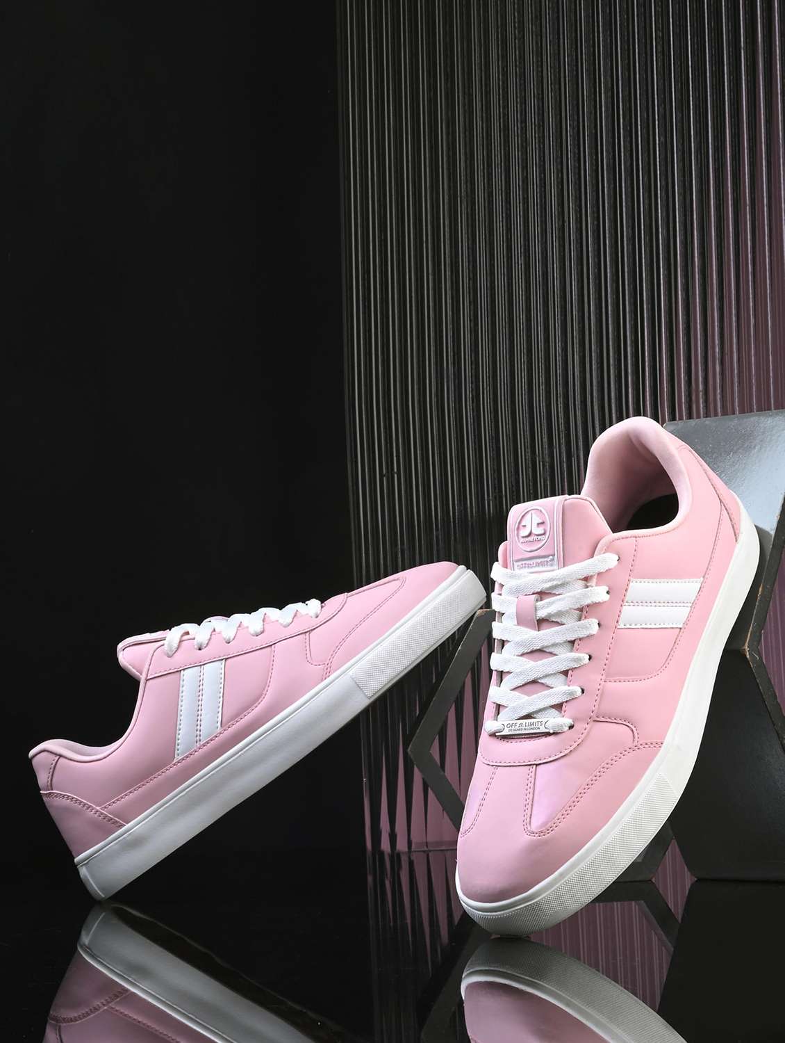 men striped lace up sneaker