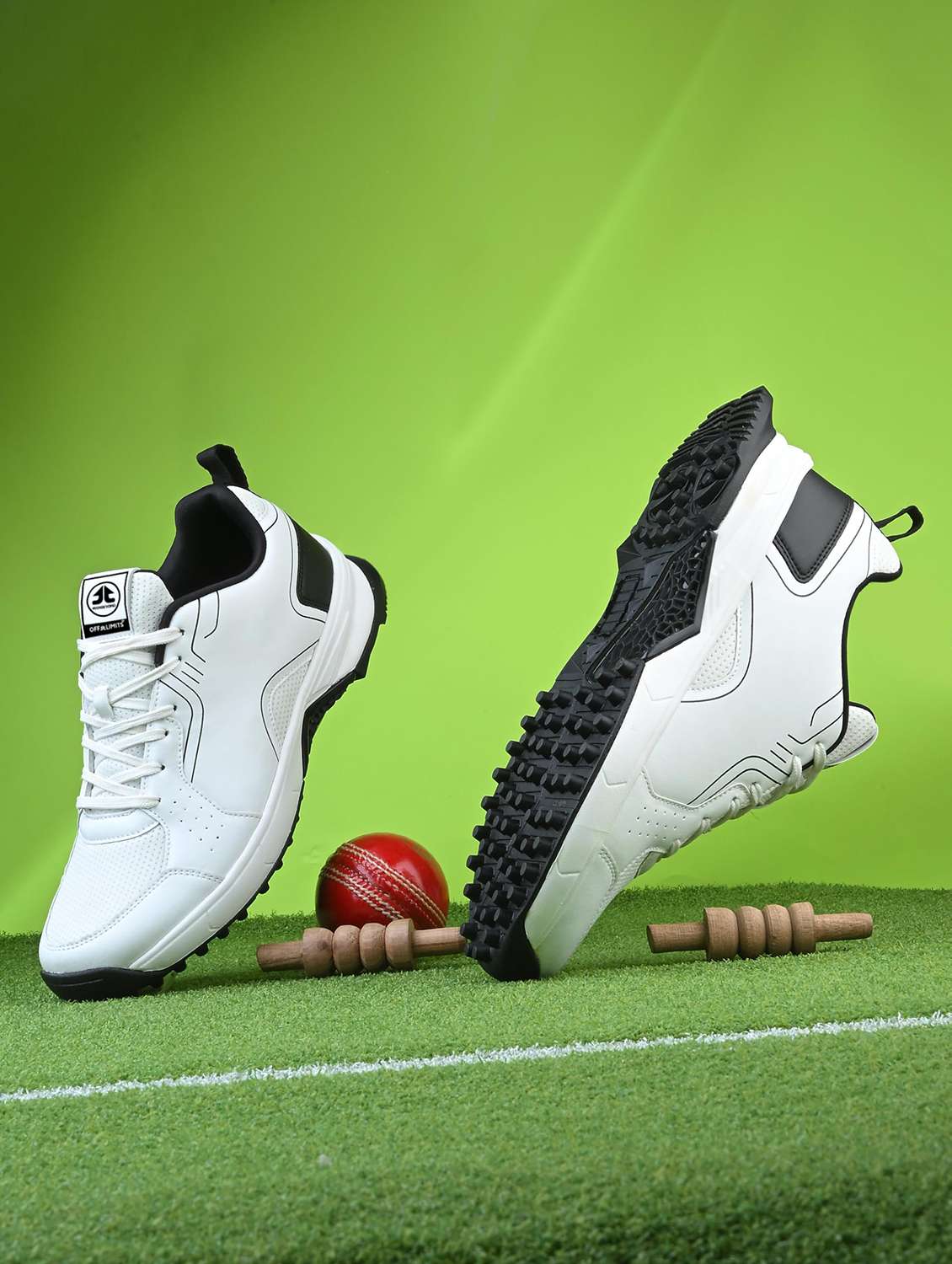 men solid lace up sports shoes