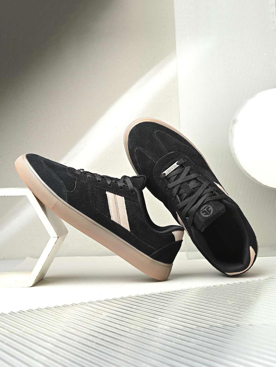 men striped lace up sneaker