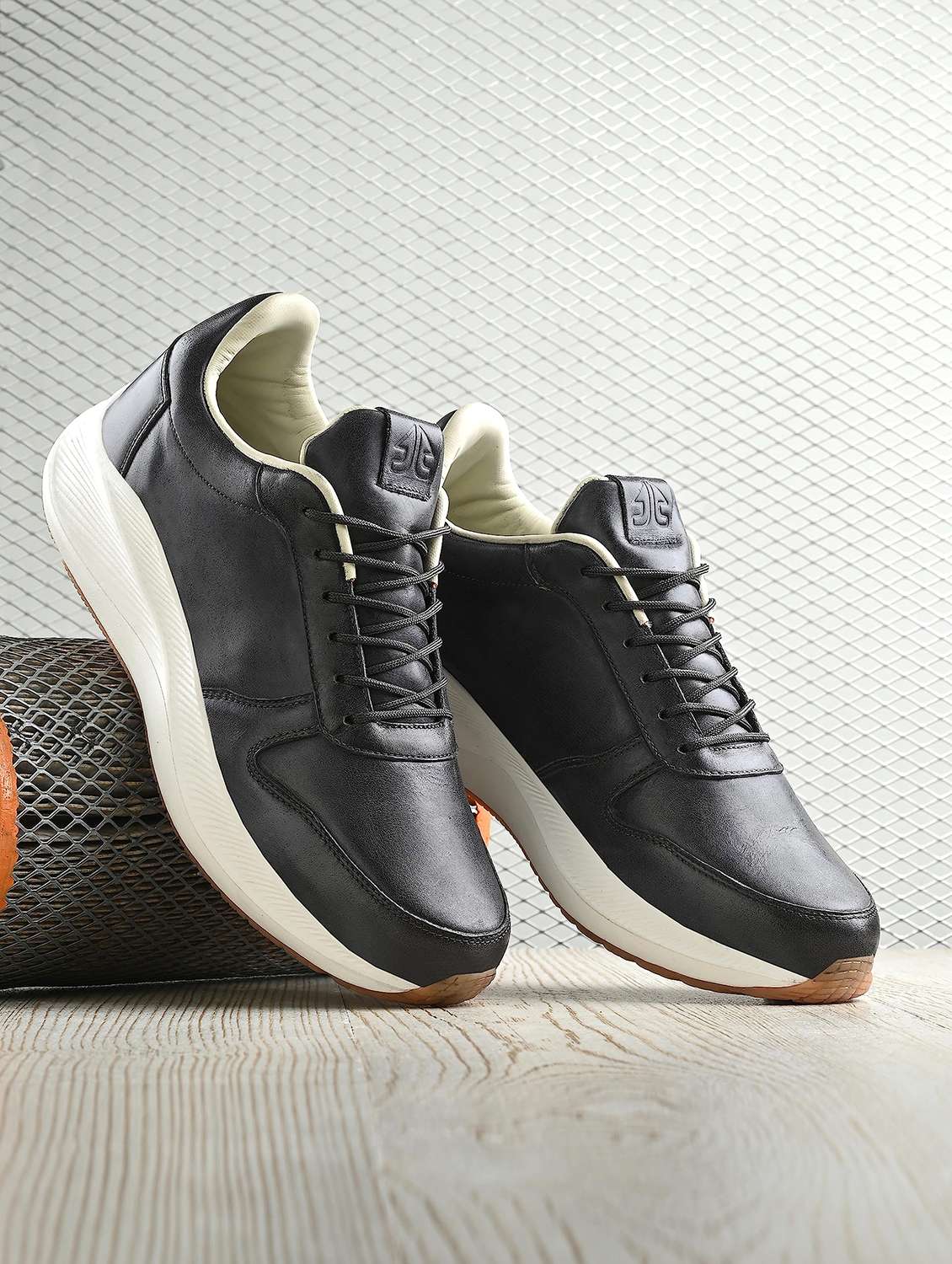 men solid lace up sneakers