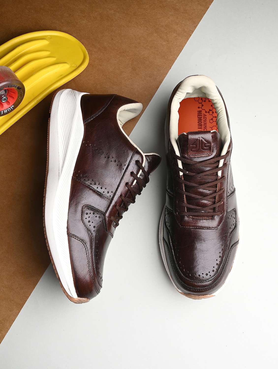 men textured lace up sneaker