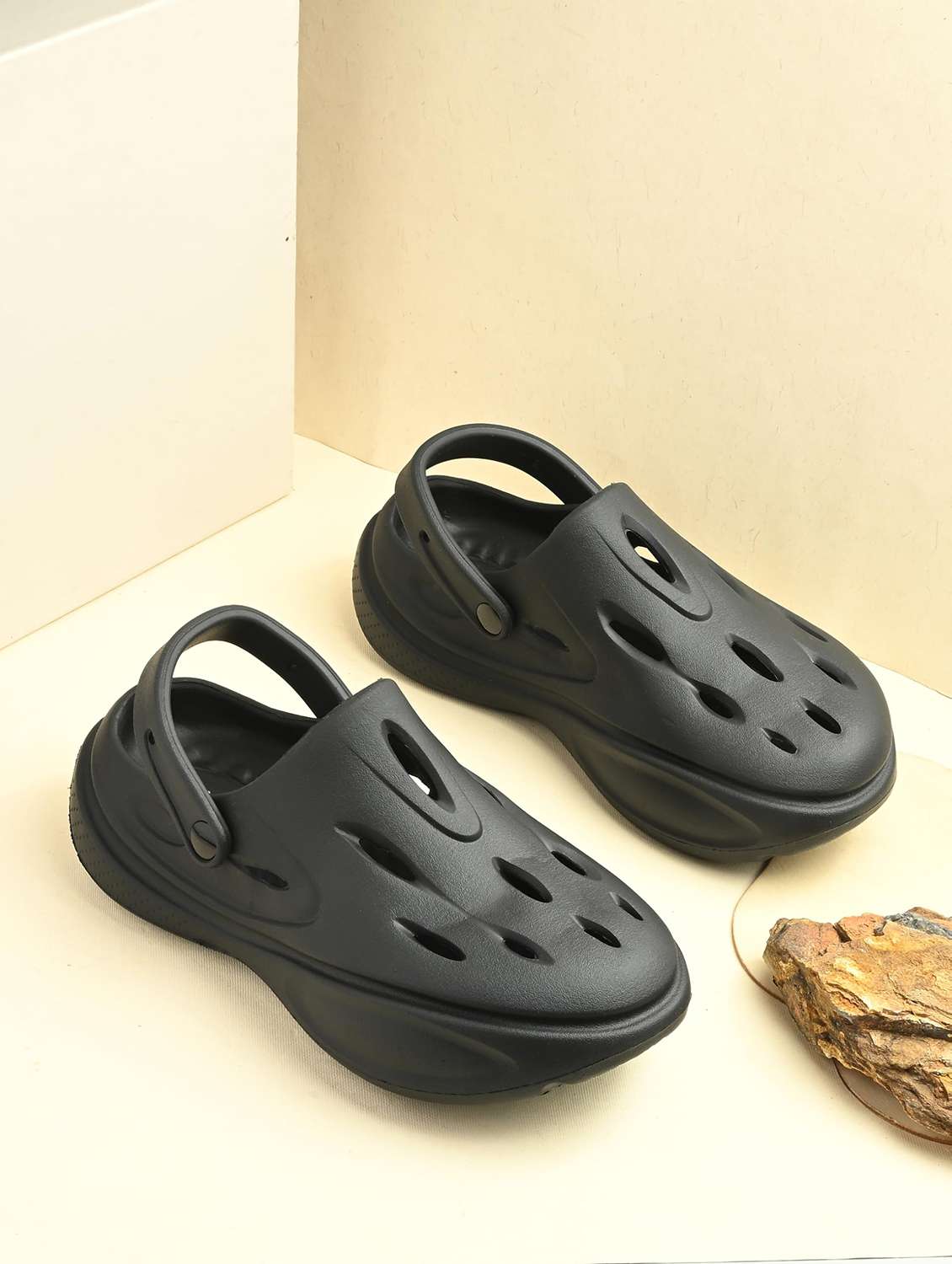 men textured slip on clogs