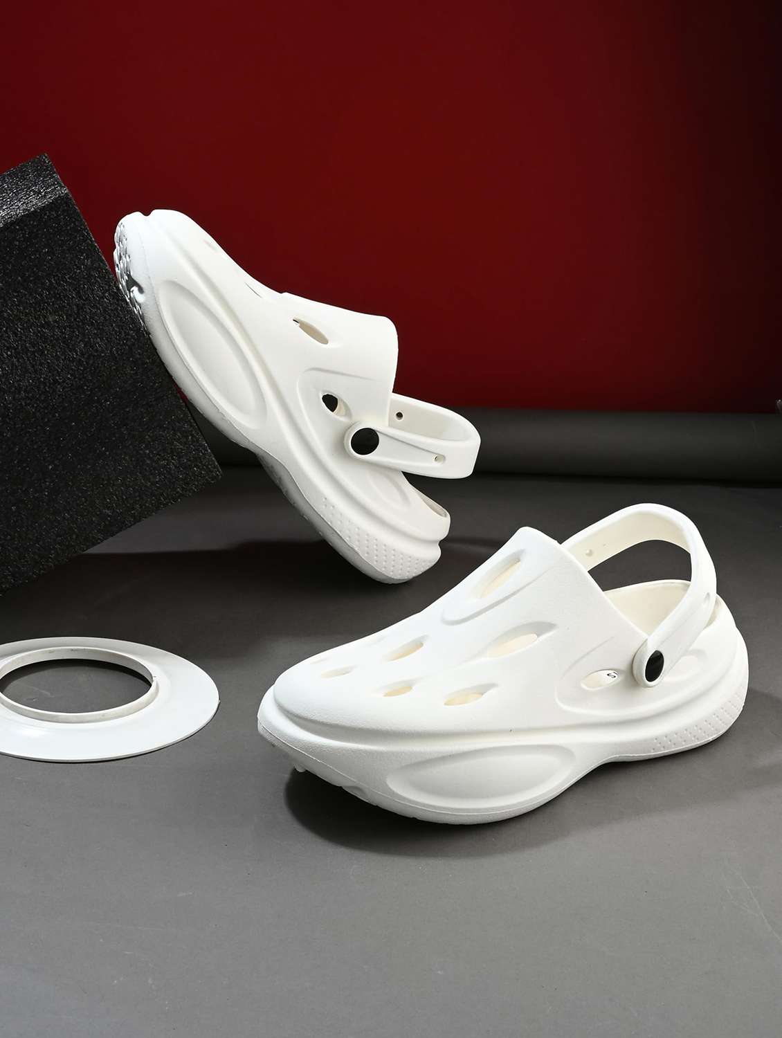 men textured slip on clog