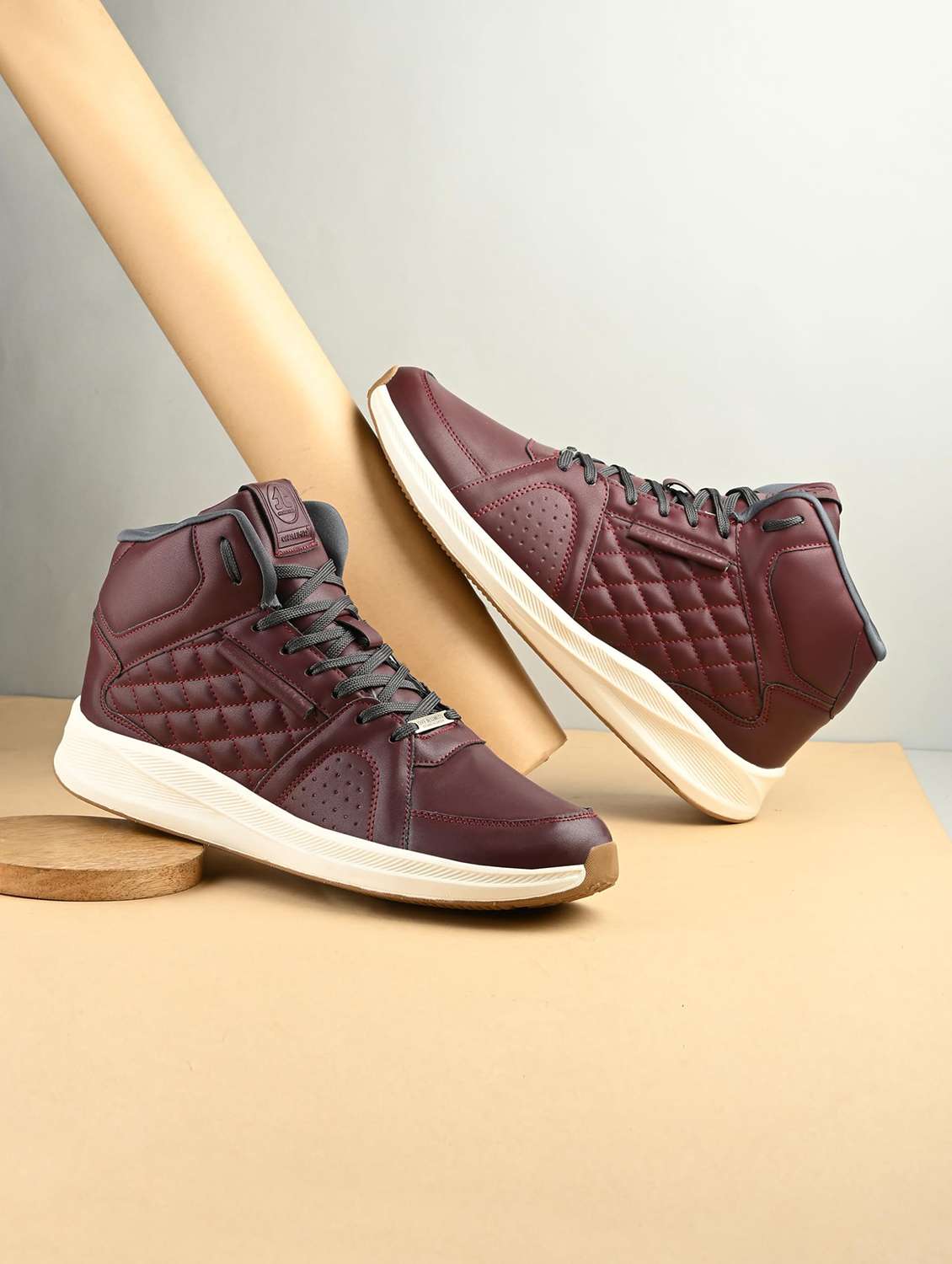 men textured lace up sneaker