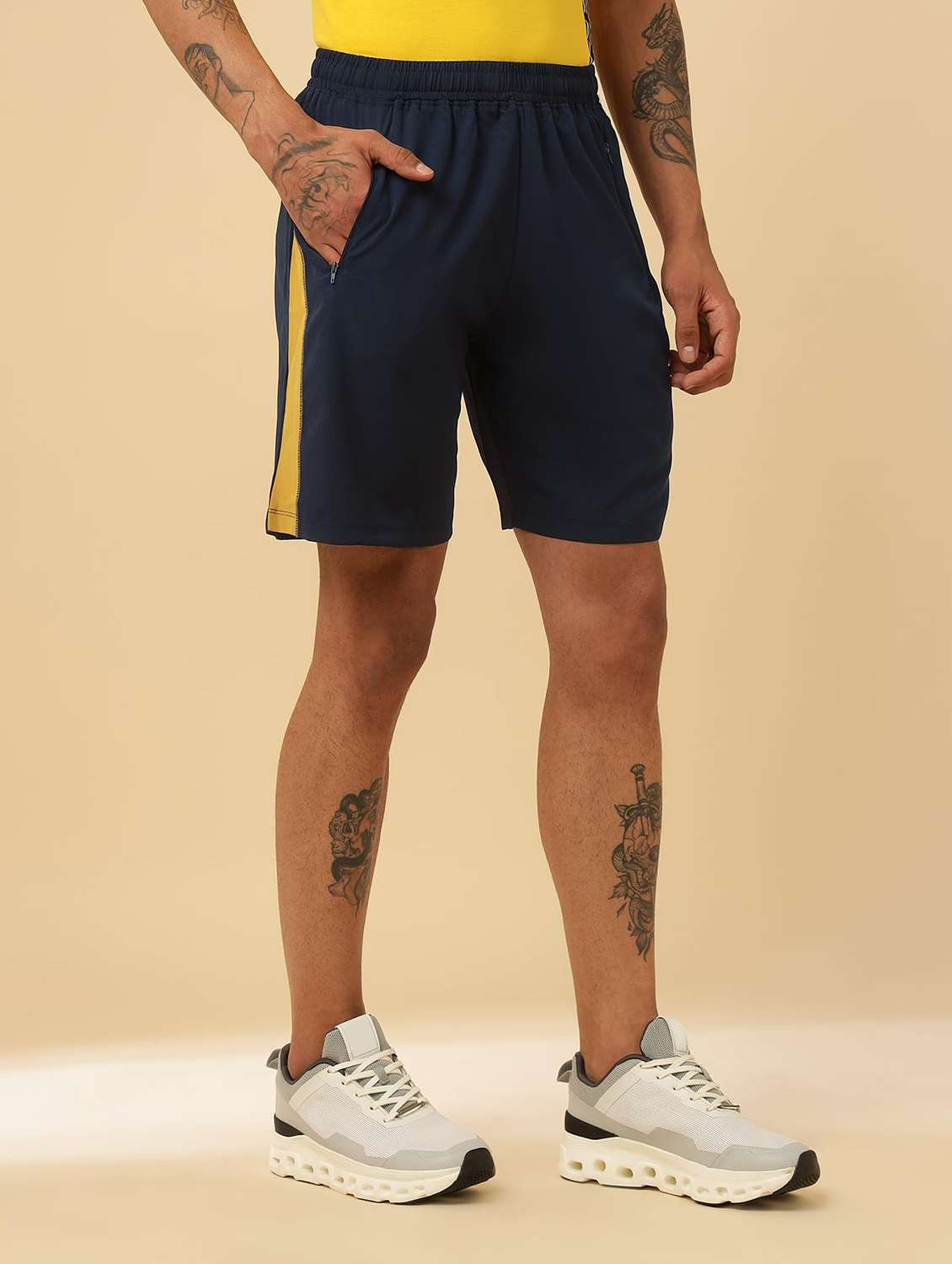 men taped mid rise regular fit sports shorts