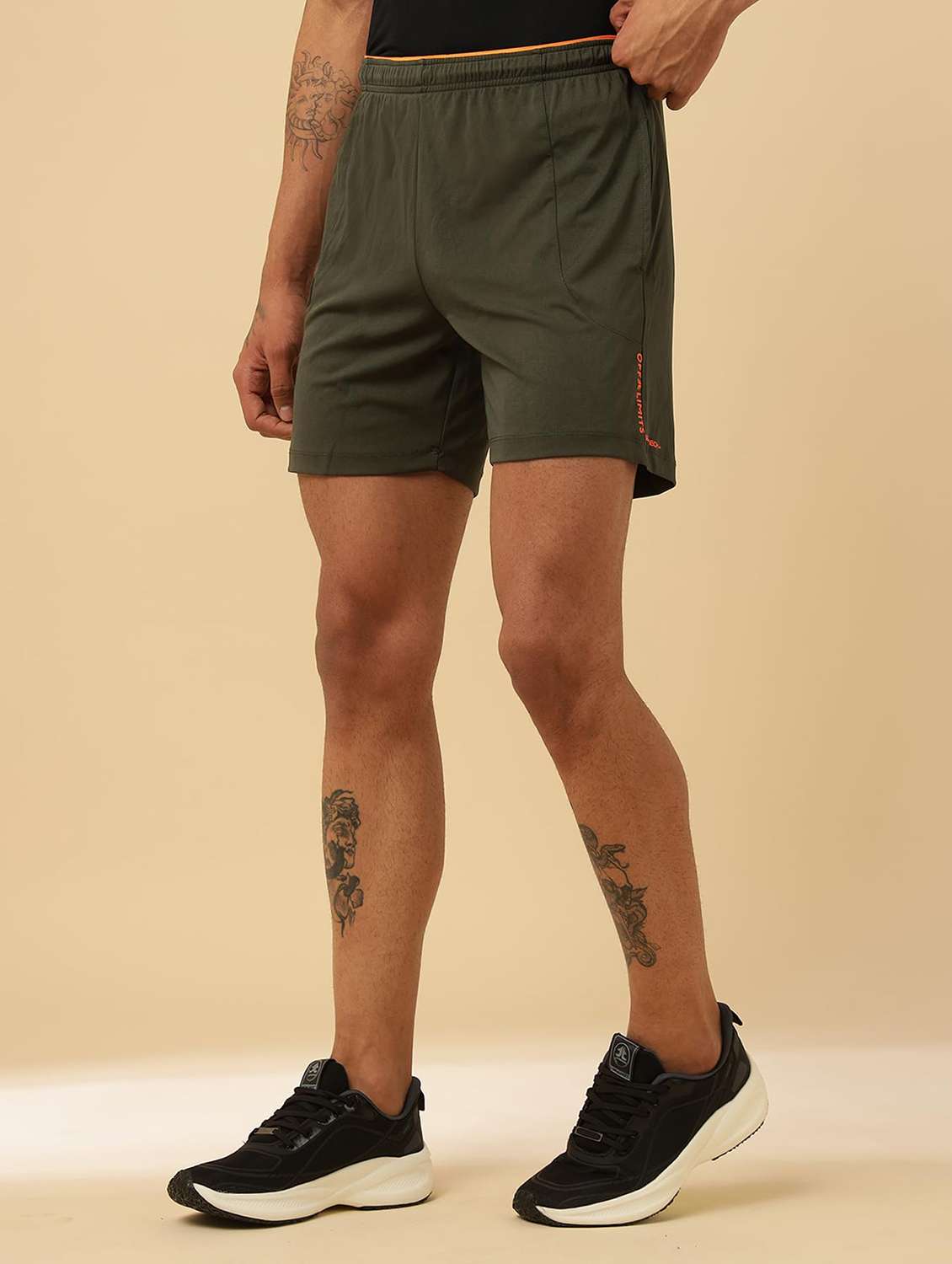men solid mid rise regular fit sports shorts
