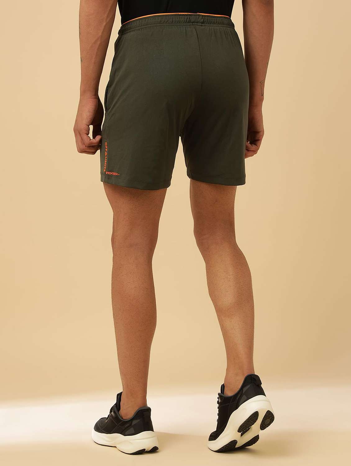 Men Solid Mid Rise Regular Fit Sports Shorts - 22582208 -  Standard Image - 3