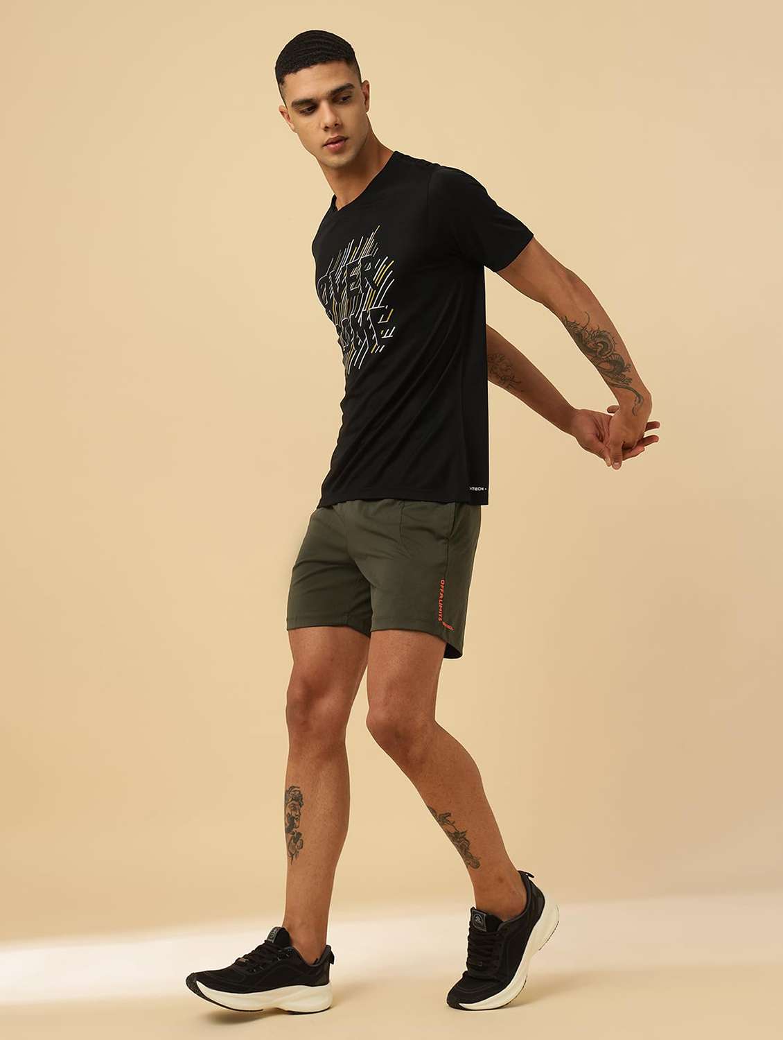 Men Solid Mid Rise Regular Fit Sports Shorts - 22582208 -  Standard Image - 5