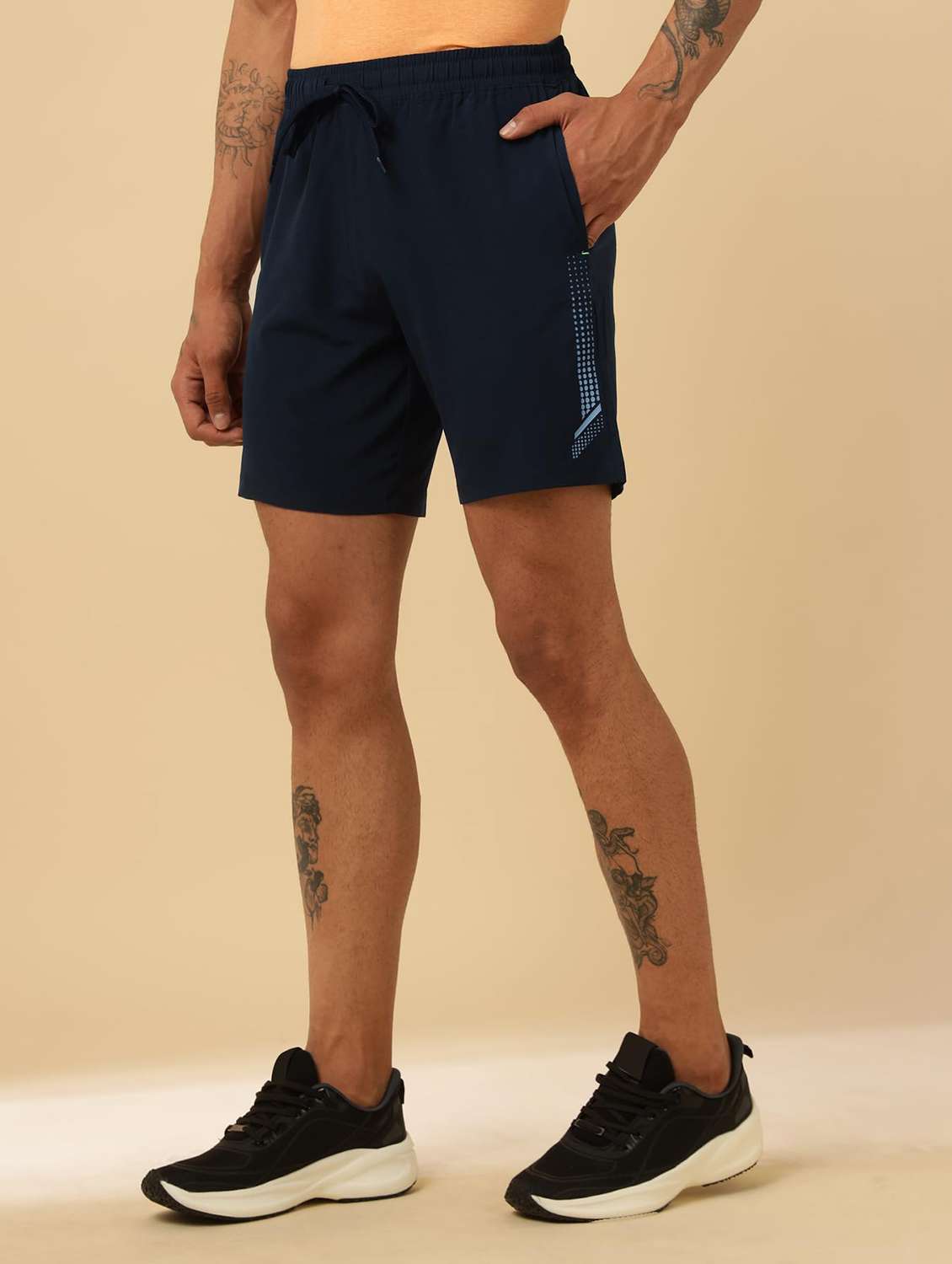 men printed mid rise regular fit sports shorts