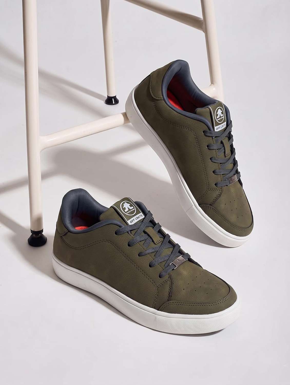 men solid lace up sneaker