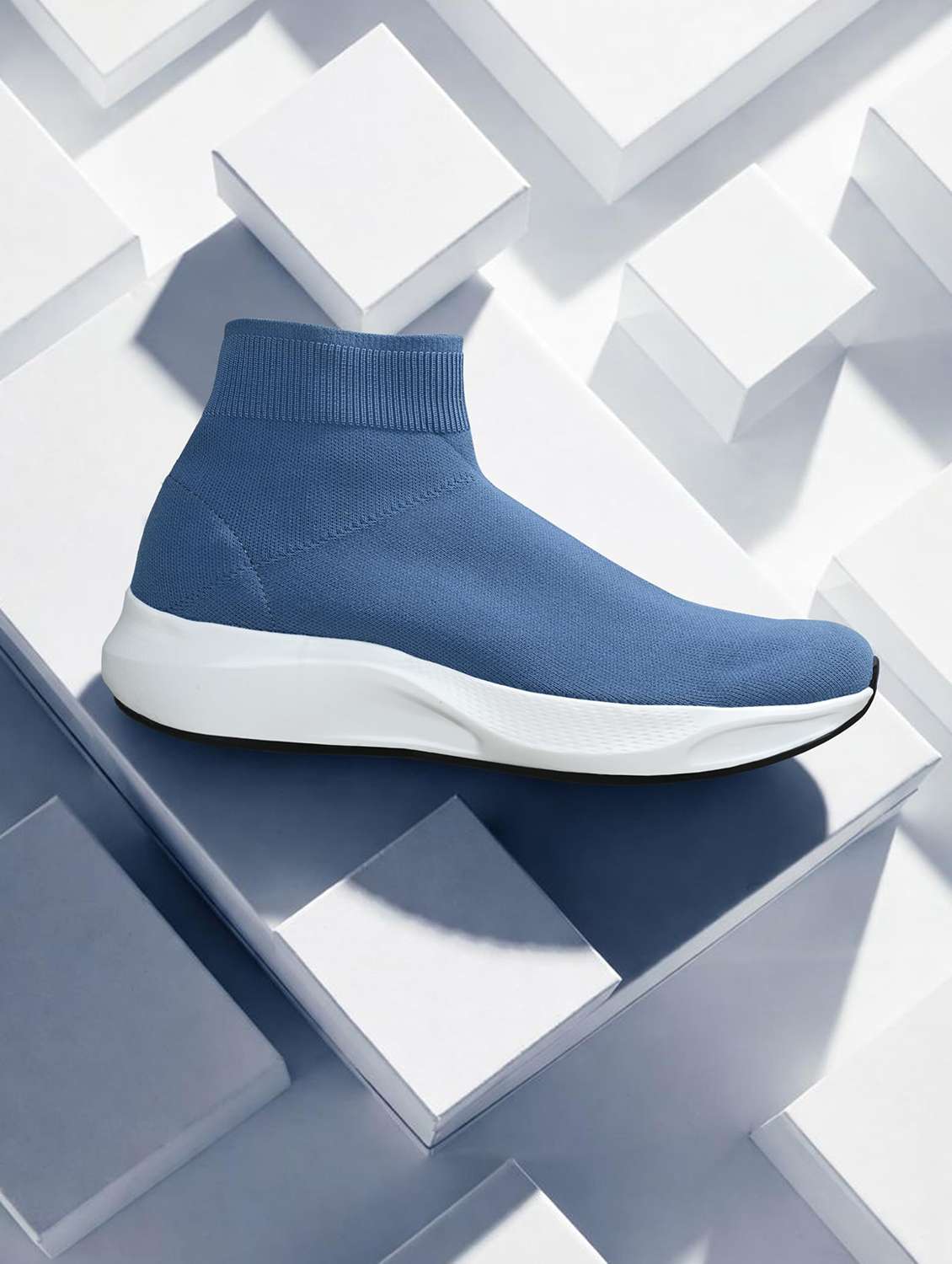 men solid slip on sports shoes