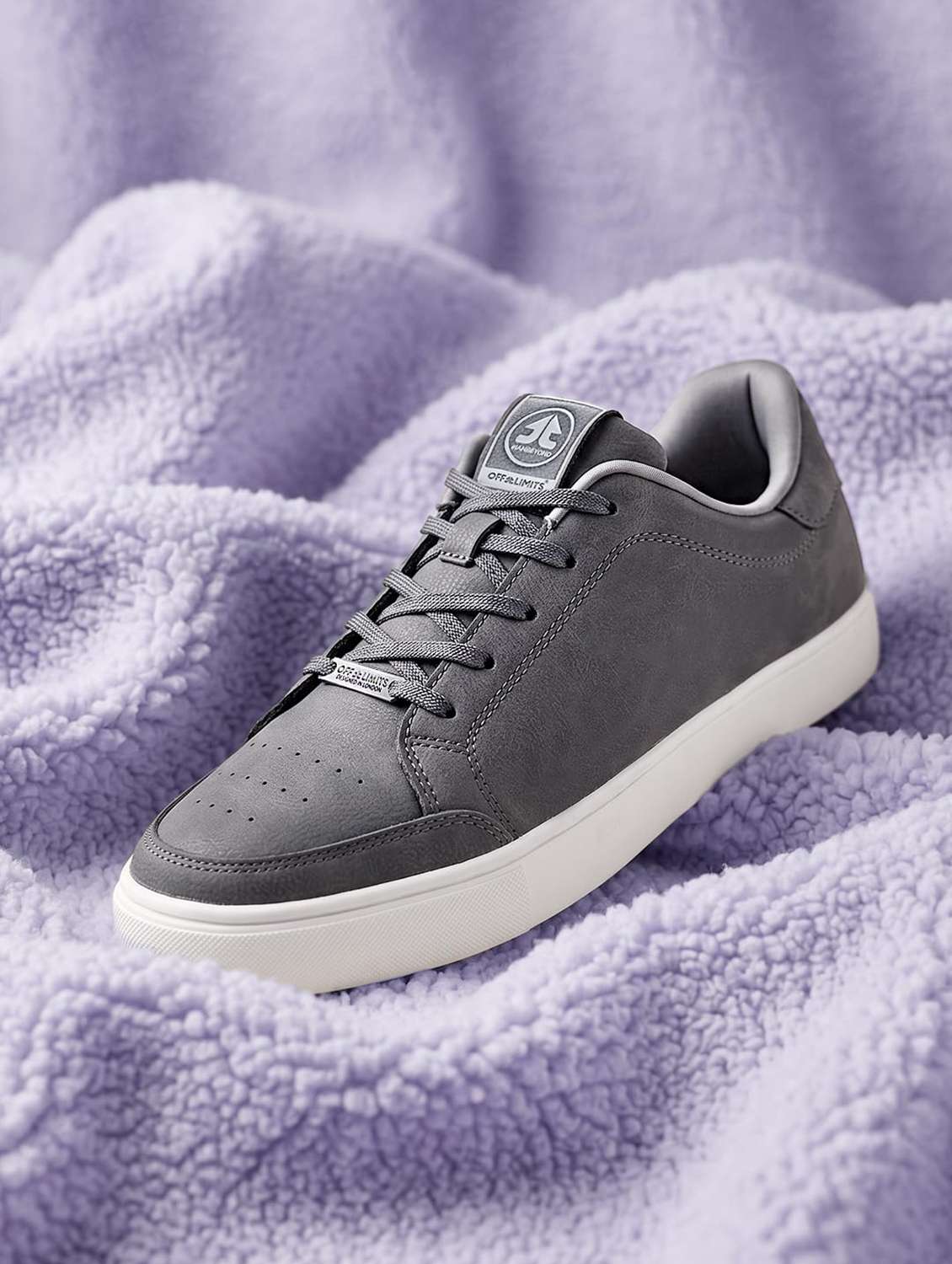 men solid lace up sneaker
