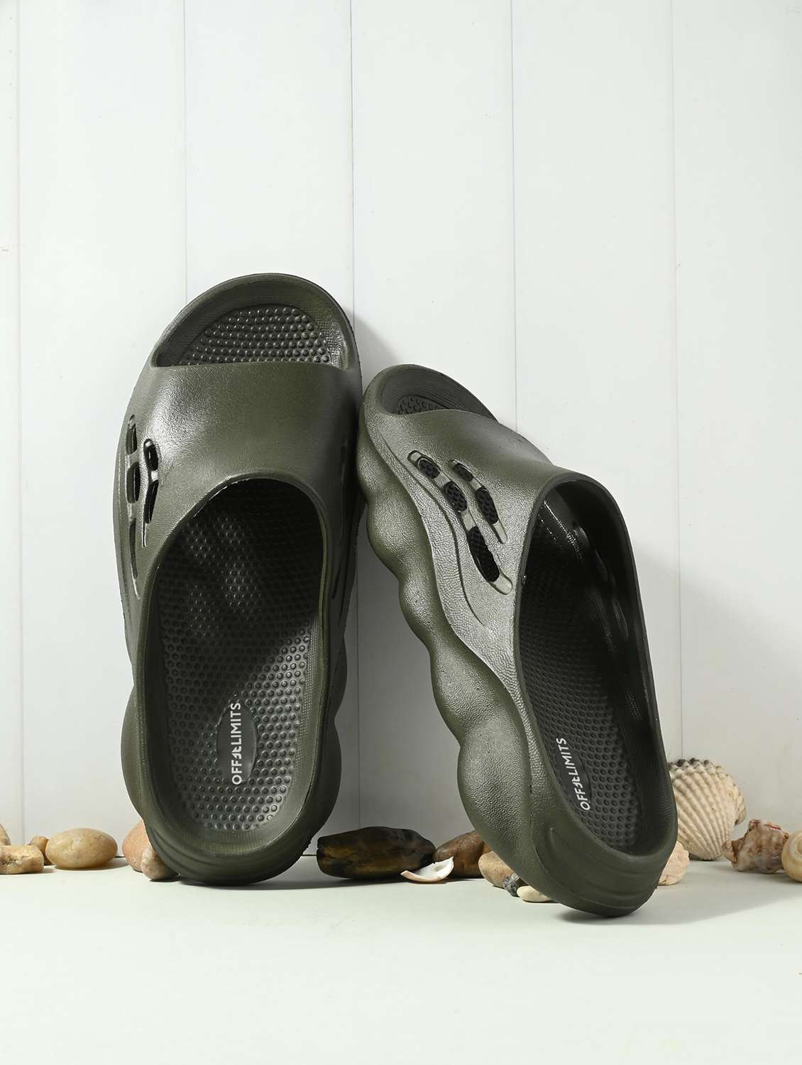 men textured slip on slider