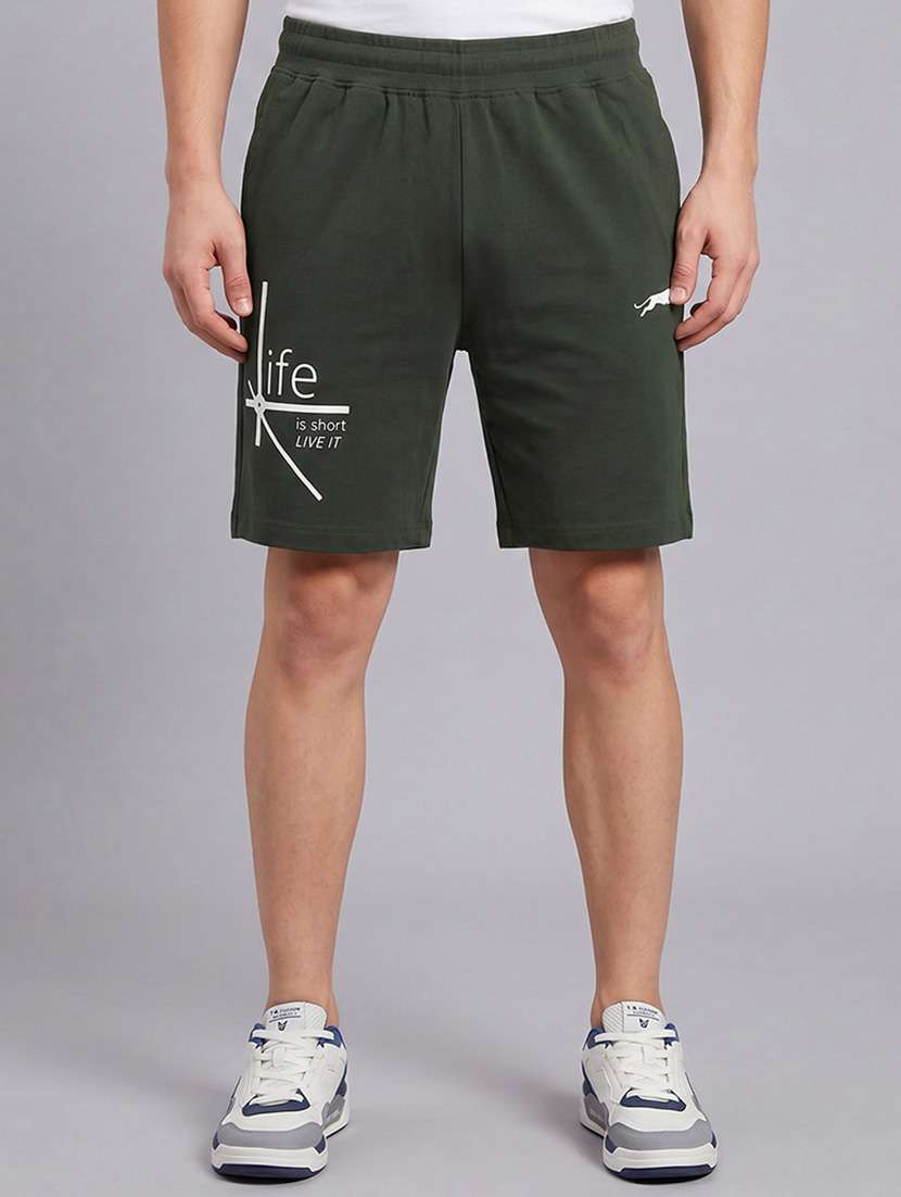 men printed mid rise regular fit shorts
