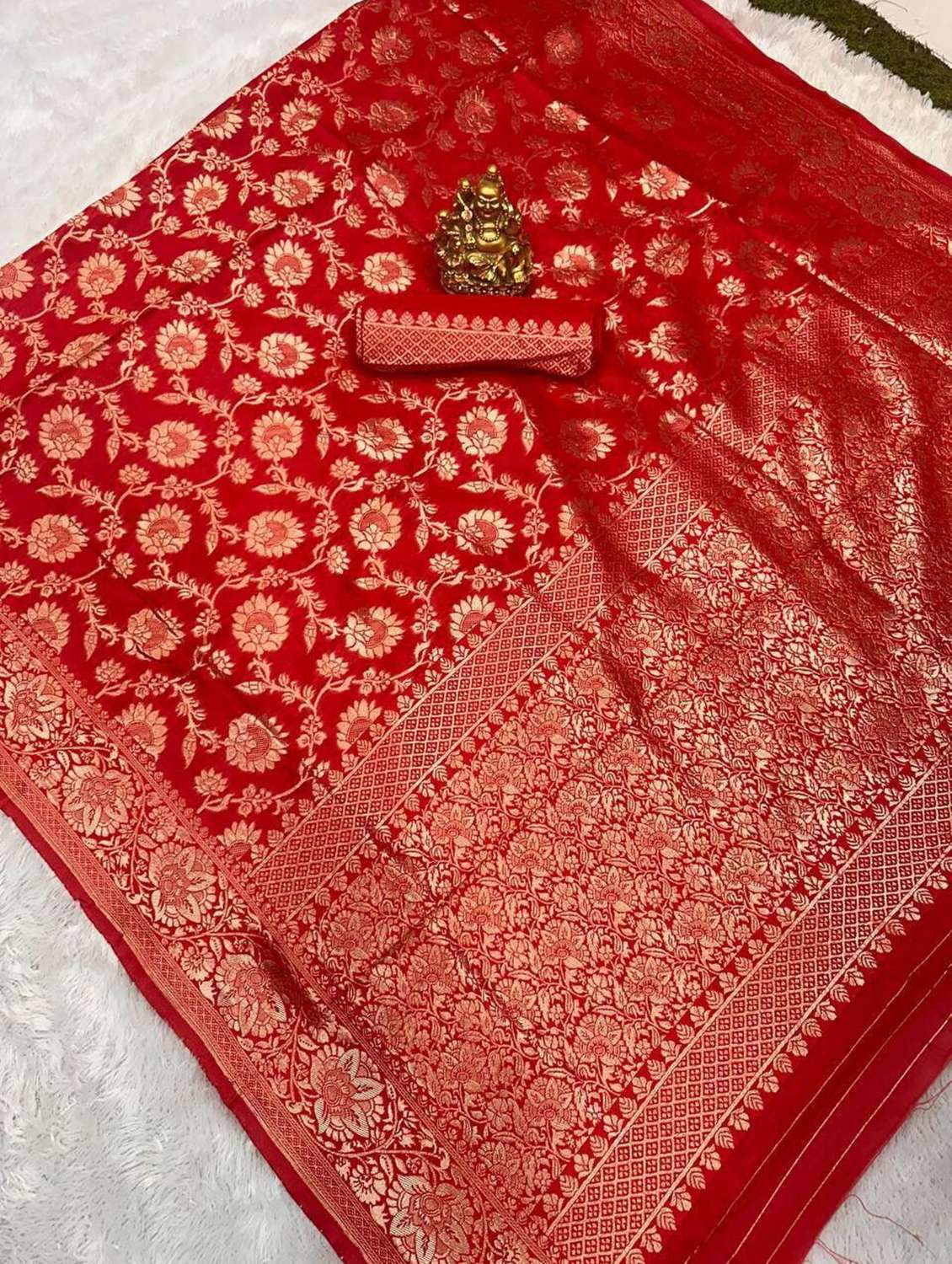 women self design banarasi saree with blouse - 22587387 -  Standard Image - 5