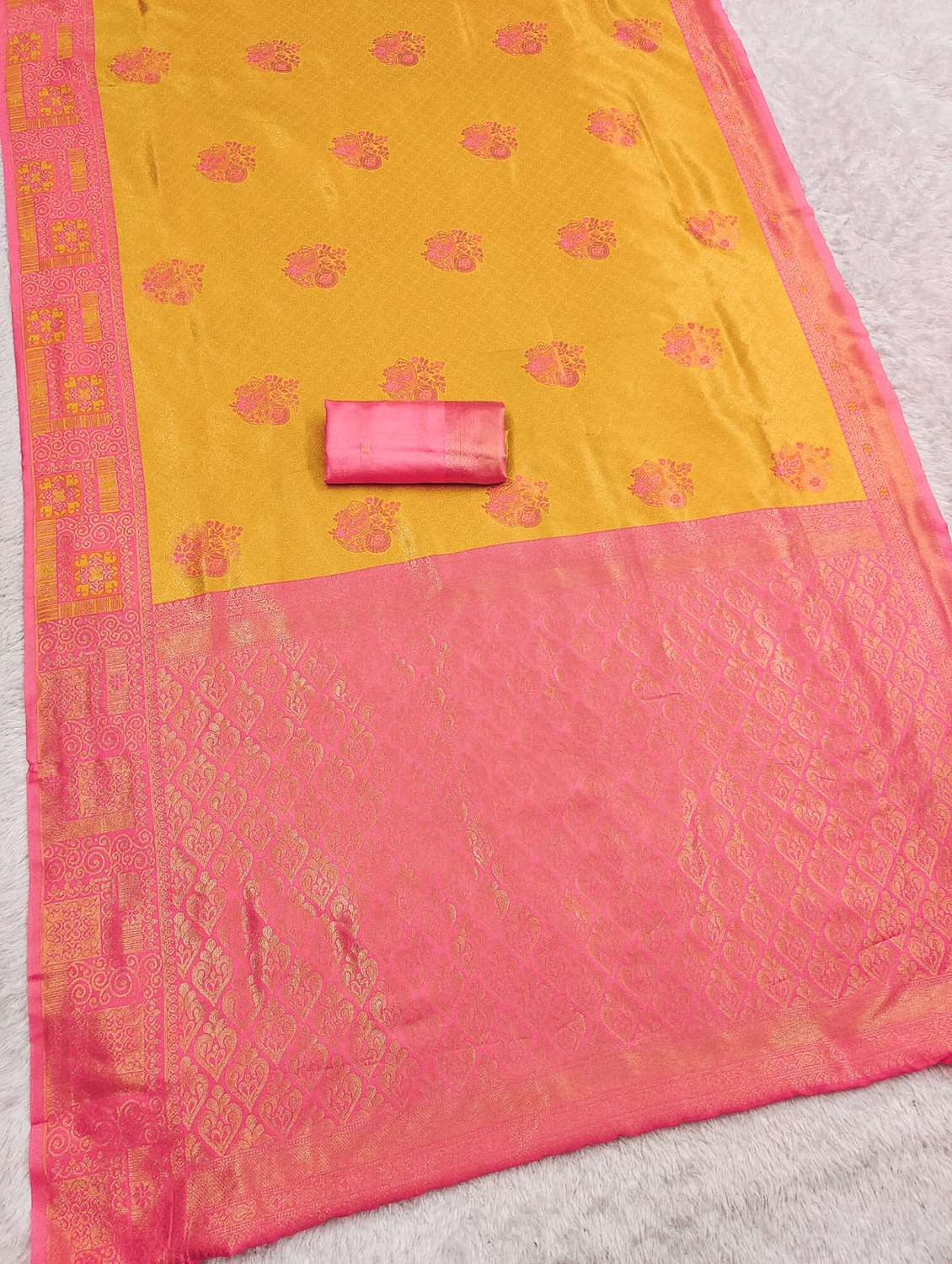 Women Self Design Banarasi Saree With Blouse - 22587428 -  Standard Image - 3