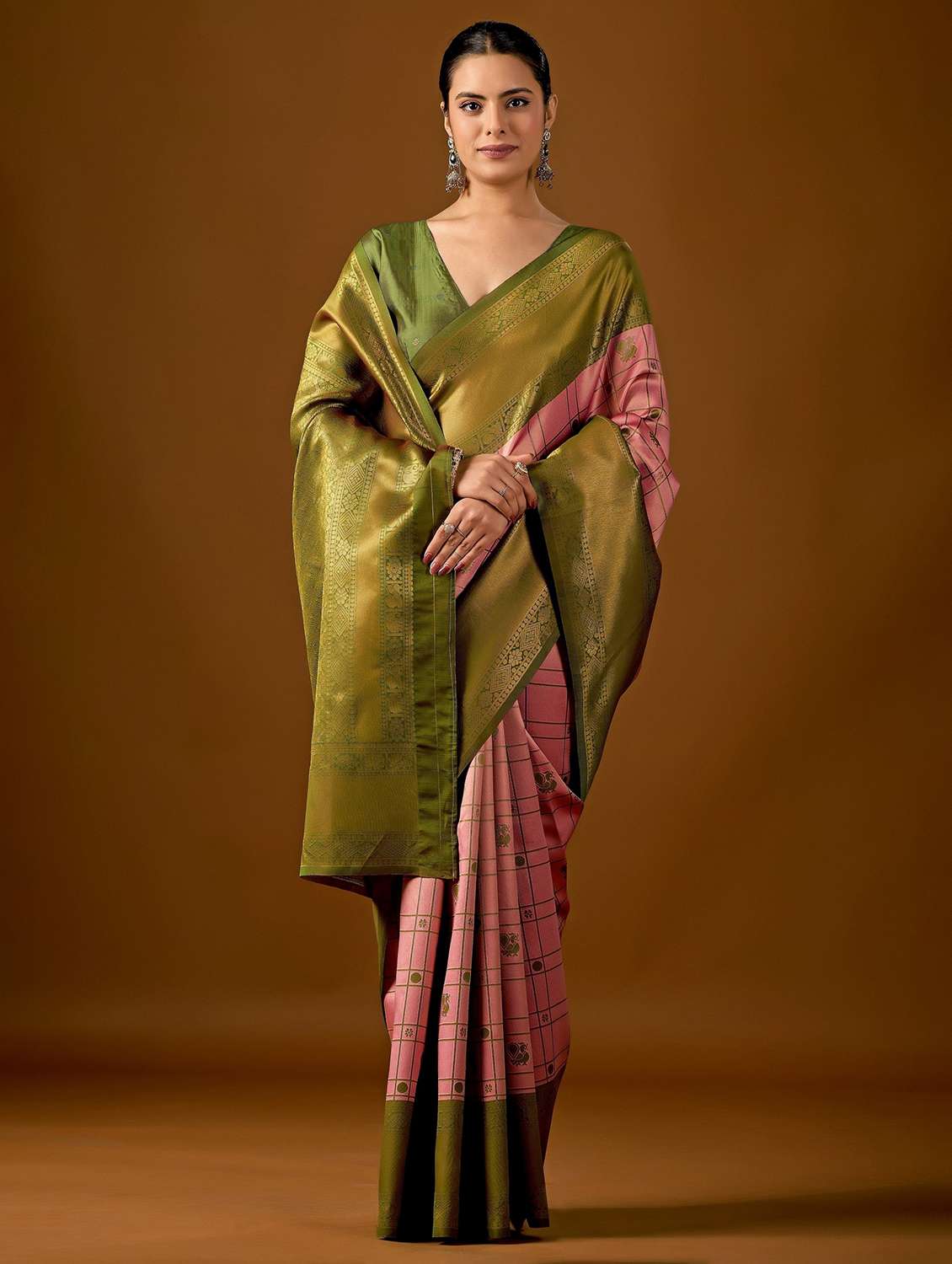 women self design banarasi saree with blouse