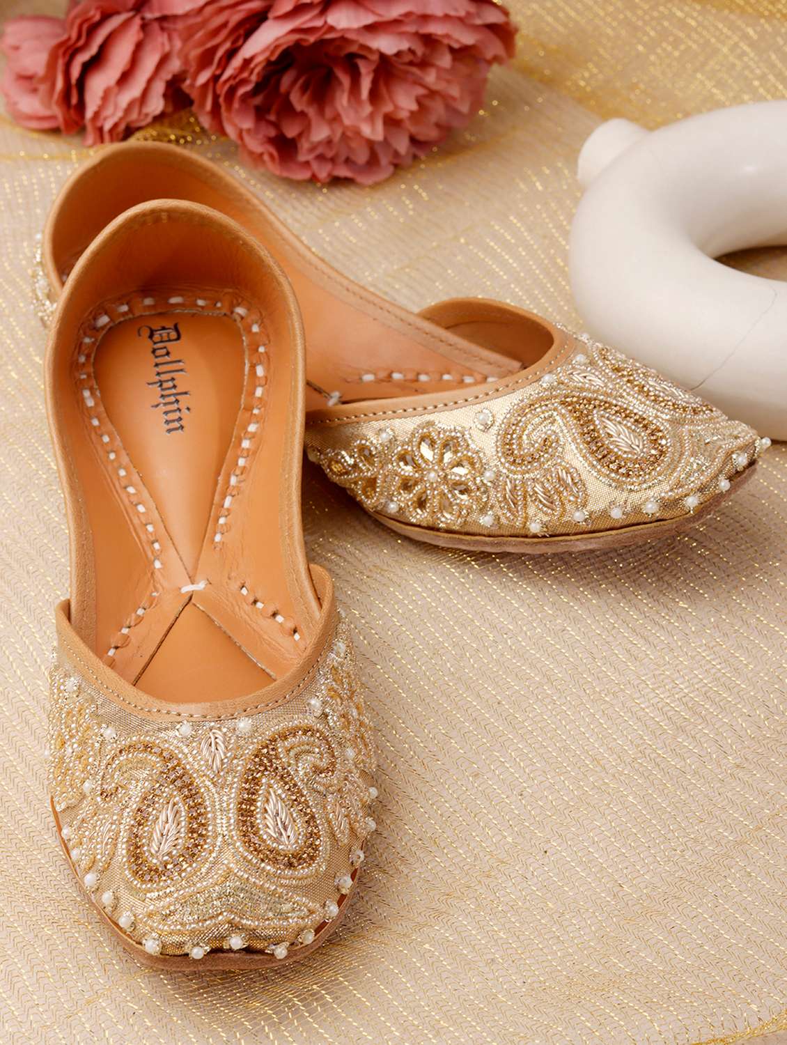 women embroidered slip on jutis