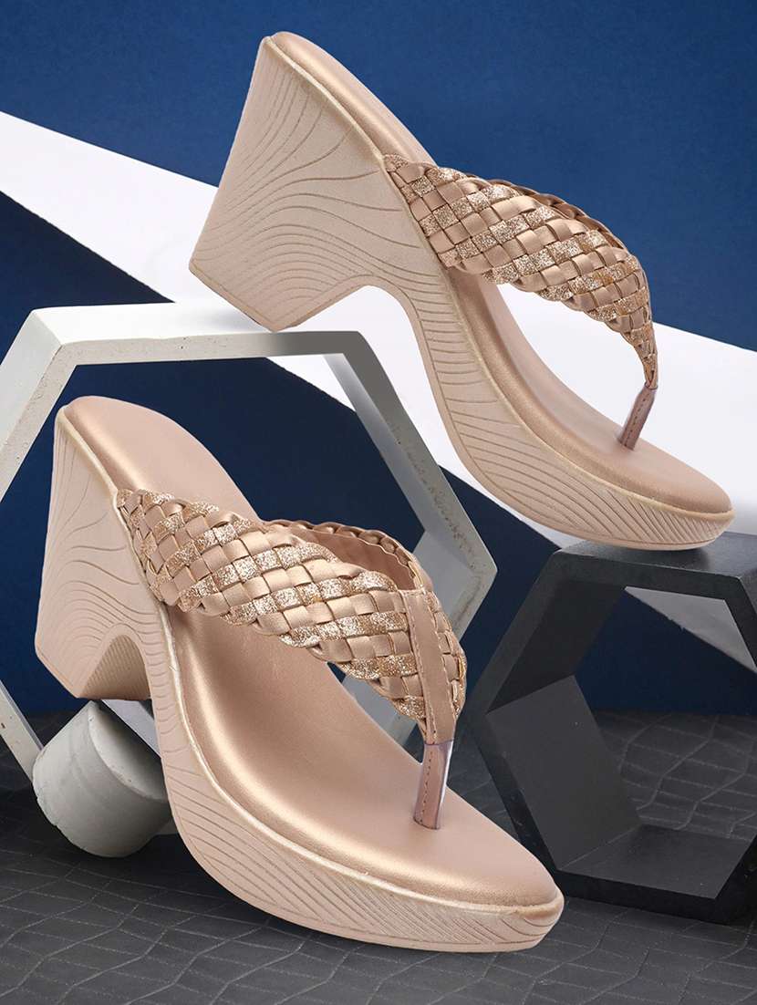 women textured toe separator sandal