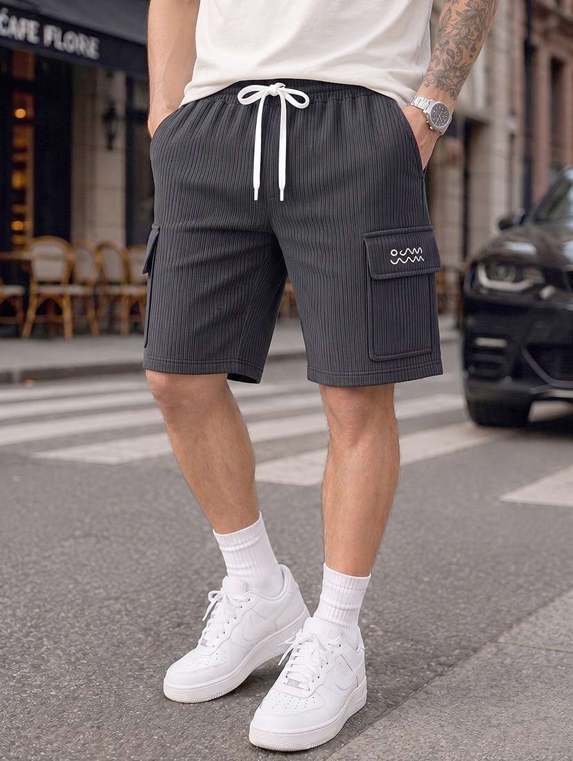 men textured mid rise relaxed fit cargo shorts