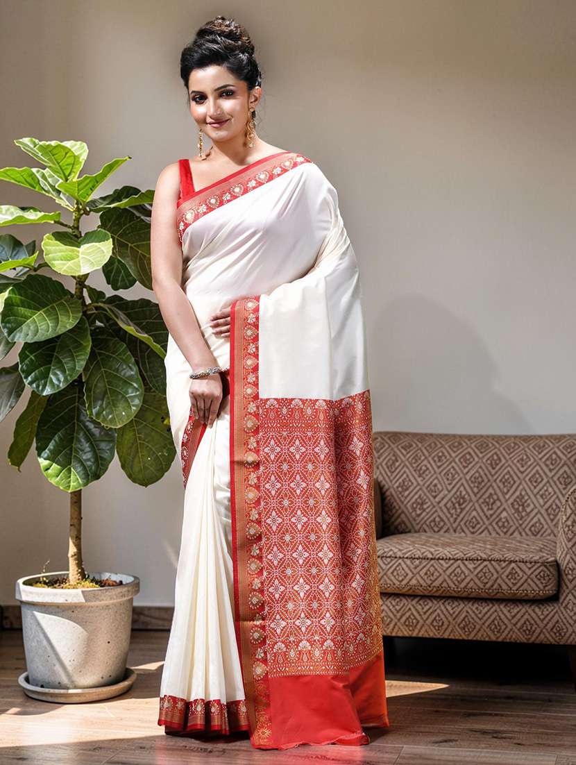 women solid with bordered saree with blouse