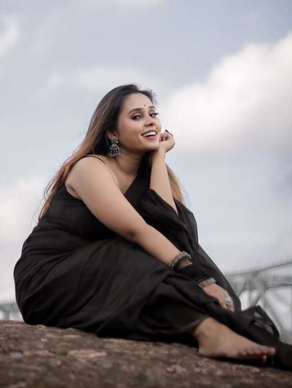 Women Solid Plain Saree With Blouse - 22589689 -  Standard Image - 3