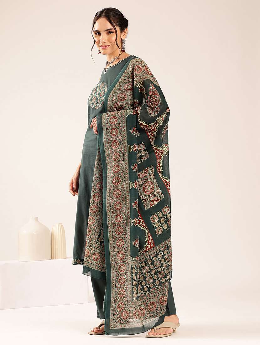 women patchwork sleeveless kurta pant set with dupatta - 22590043 -  Standard Image - 3