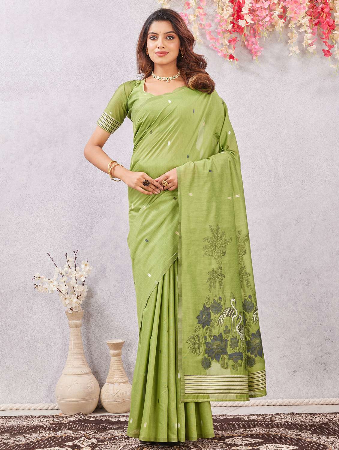 women self design handloom saree with blouse