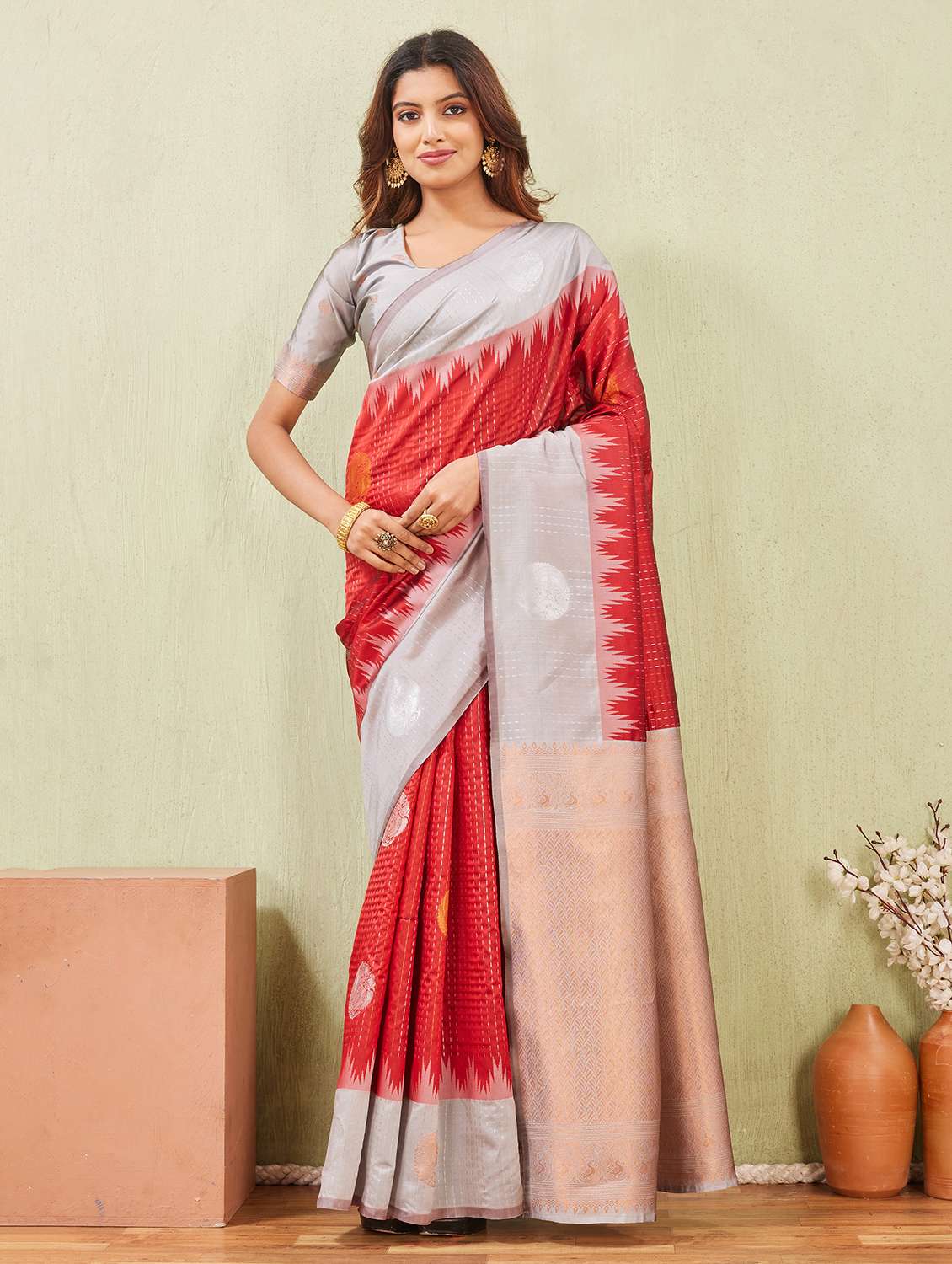 women self design bordered saree with blouse