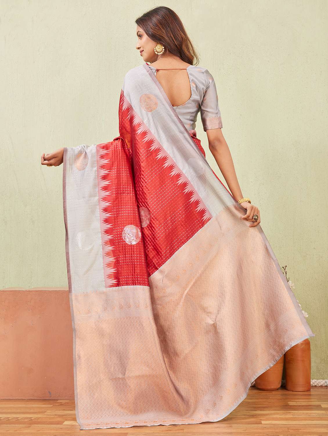 women self design bordered saree with blouse - 22590266 -  Standard Image - 3
