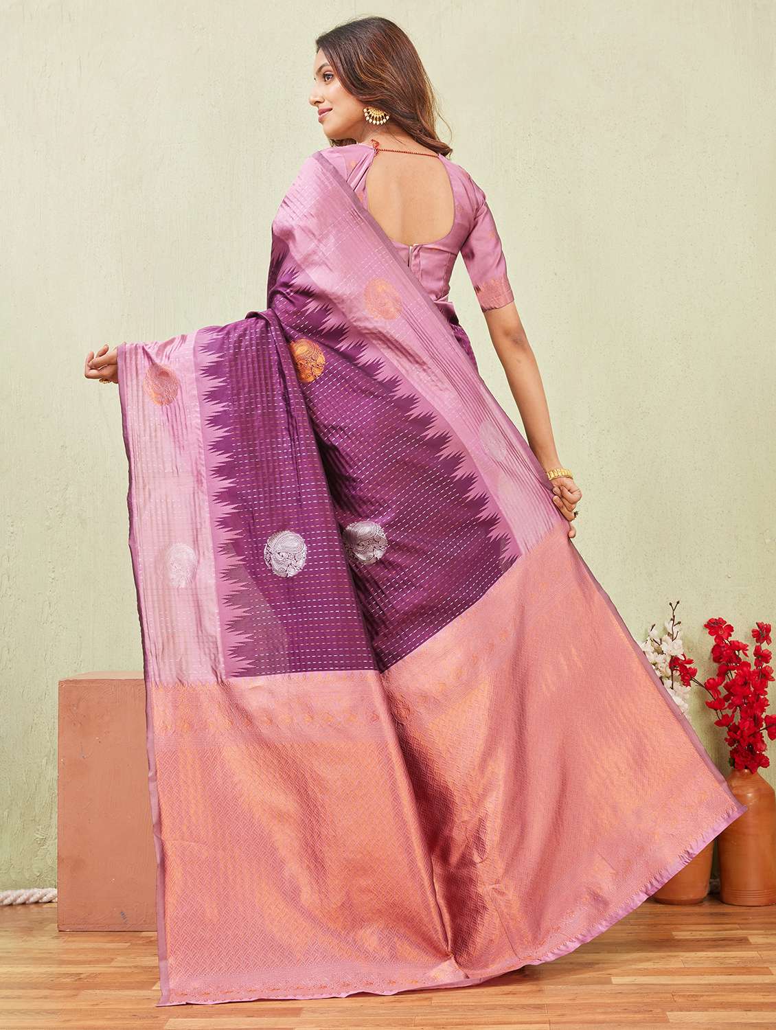 women self design bordered saree with blouse - 22590267 -  Standard Image - 3