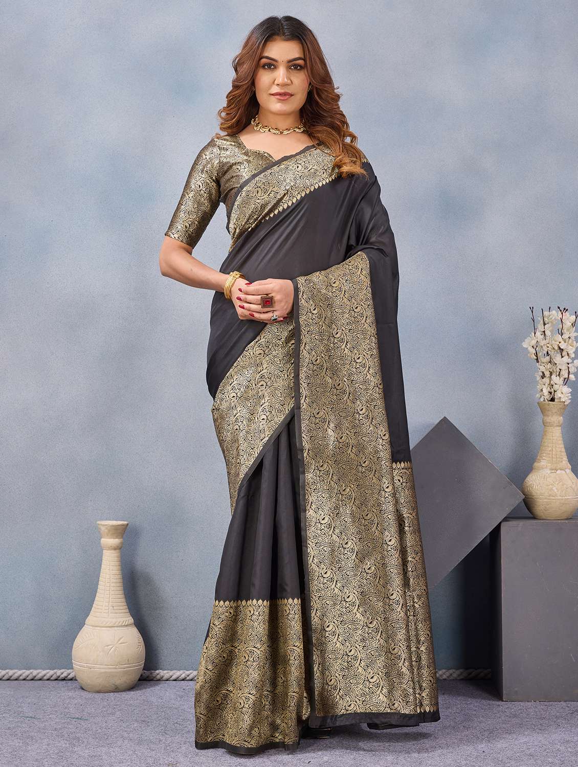 women solid with bordered saree with blouse
