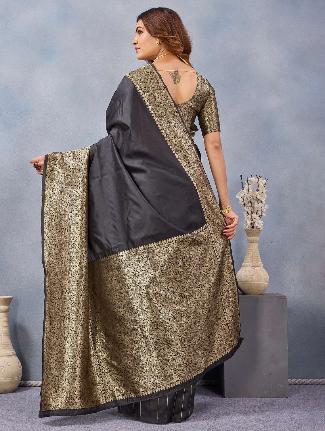 women solid with bordered saree with blouse - 22590271 -  Standard Image - 3