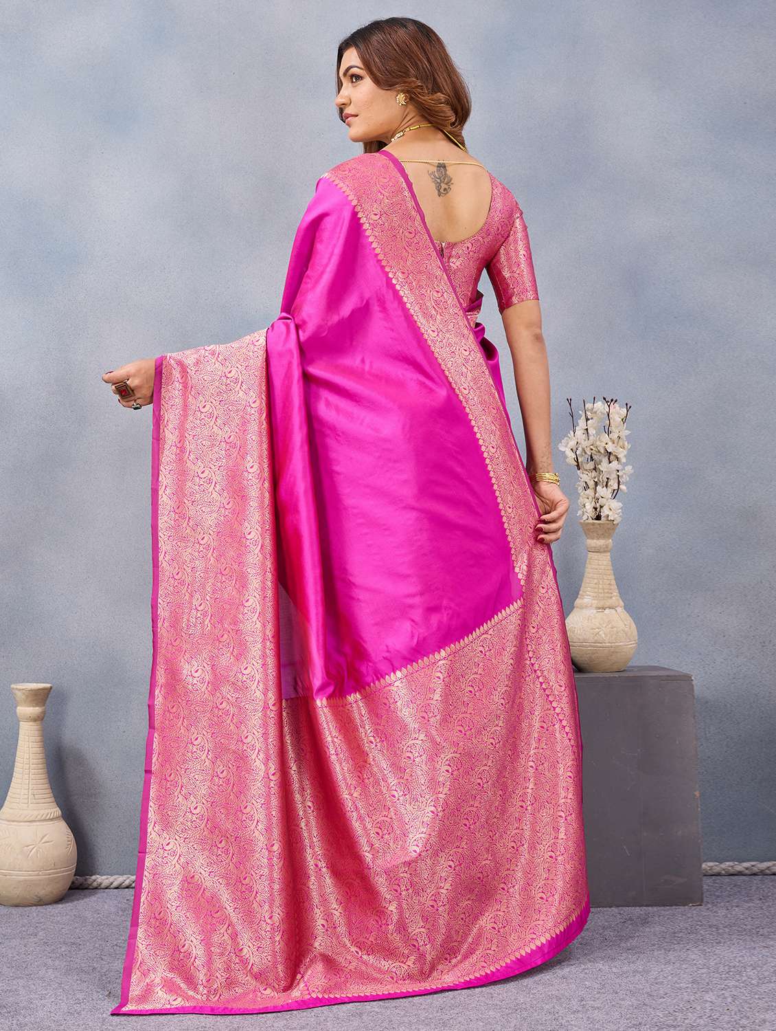 women solid with bordered saree with blouse - 22590273 -  Standard Image - 3