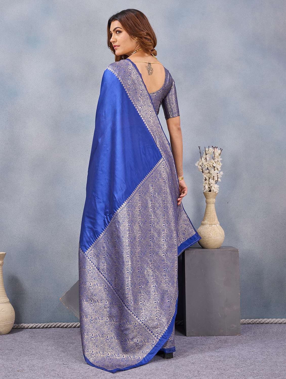 women solid with bordered saree with blouse - 22590274 -  Standard Image - 3