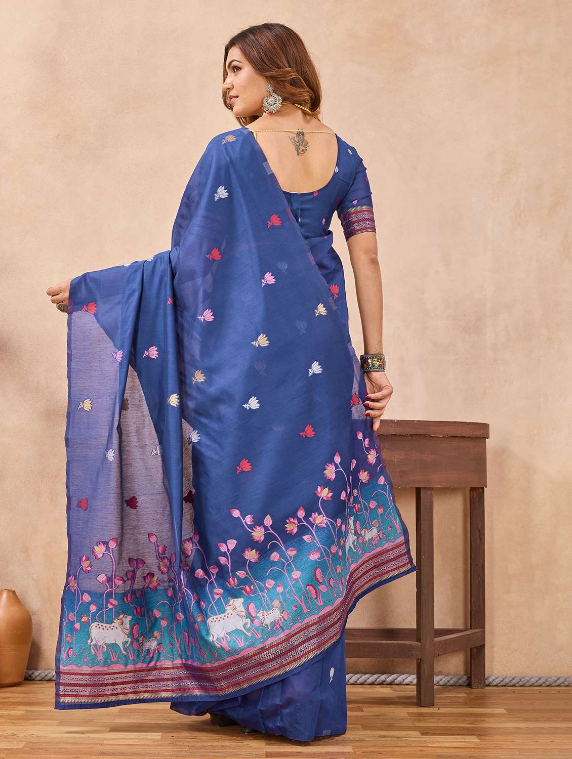 women self design handloom saree with blouse - 22590275 -  Standard Image - 3