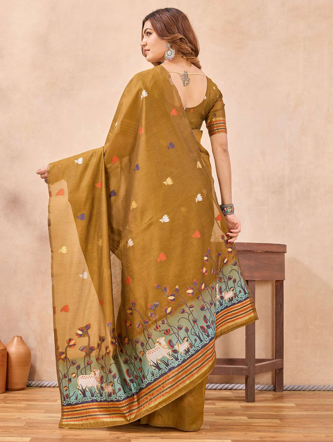women self design handloom saree with blouse - 22590276 -  Standard Image - 3