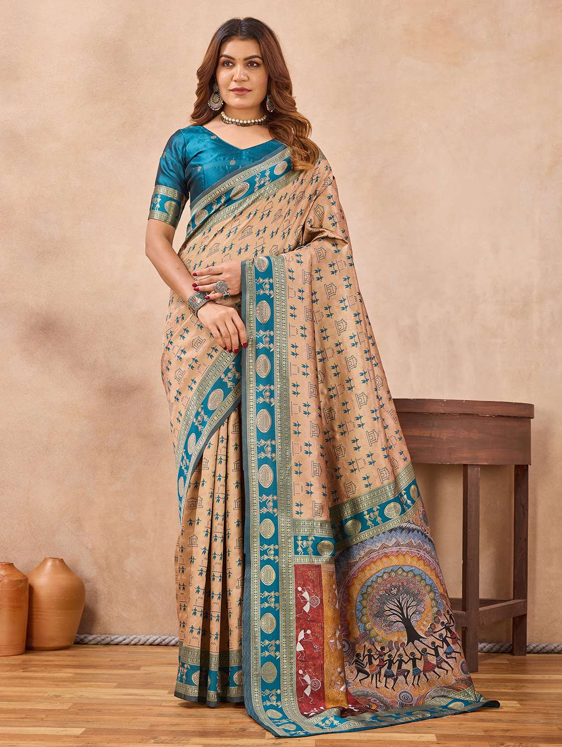 women self design bordered saree with blouse