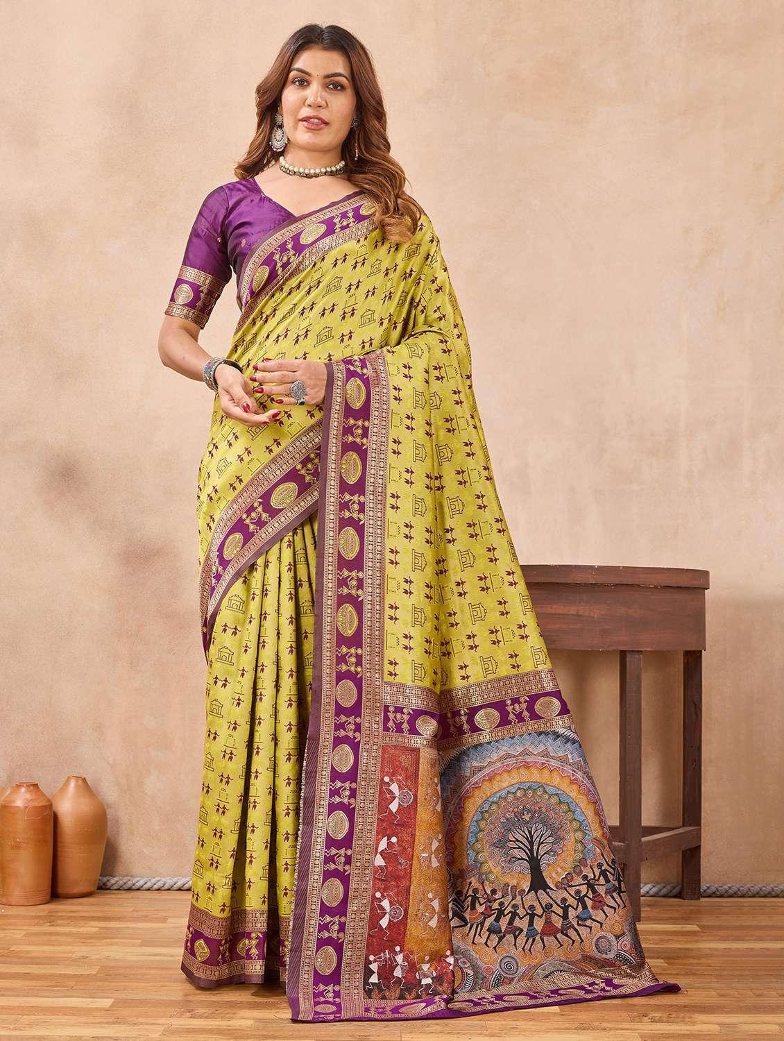 women self design bordered saree with blouse