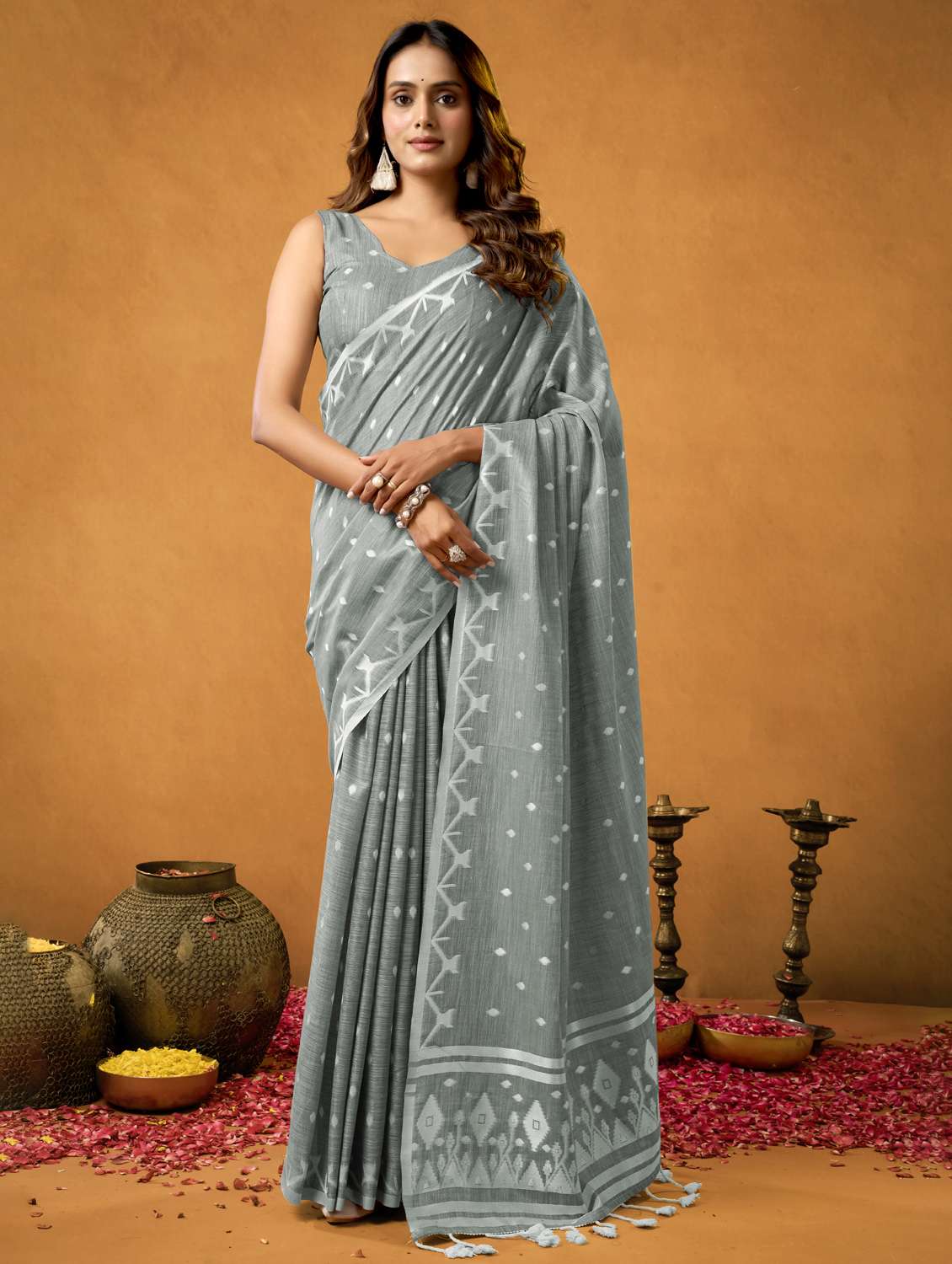 women self design handloom saree with blouse