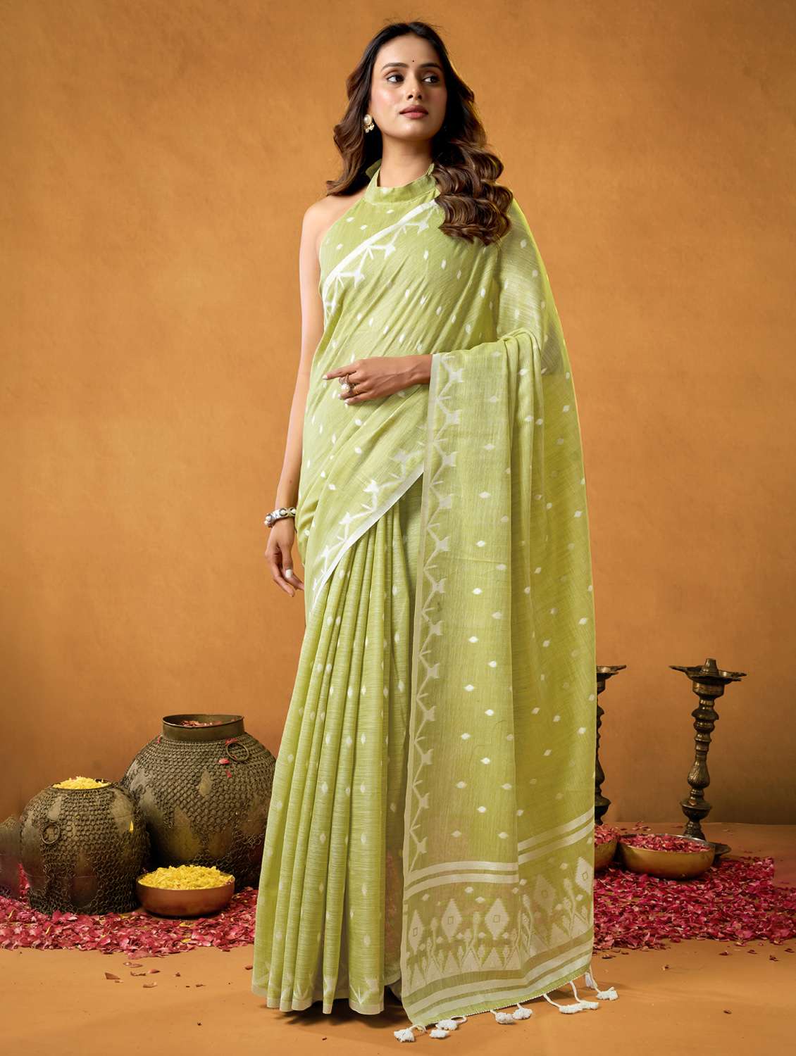 women self design handloom saree with blouse